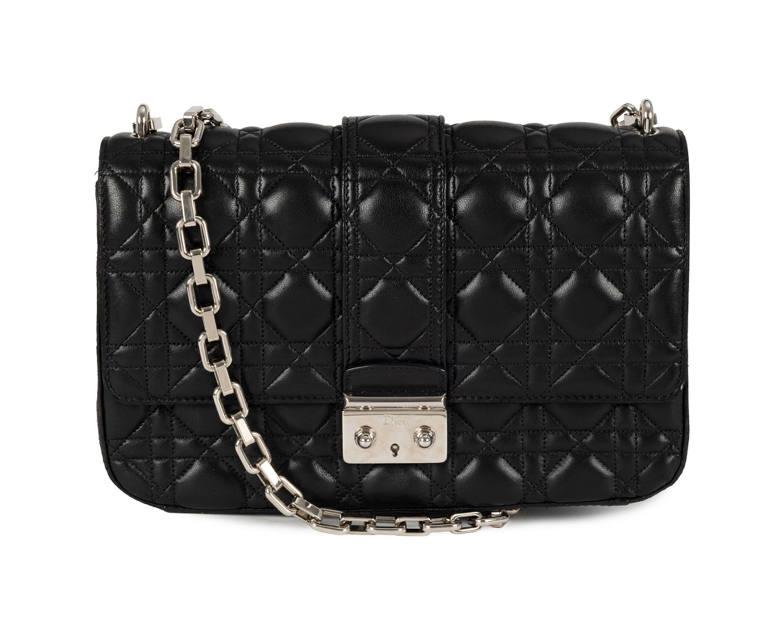 Christian Dior, sac Miss Dior Promenade en cuir noir matelassé Cannage, garnitures en méta: Christian Dior, sac Miss Dior Promenade en cuir noir matelassé Cannage, garnitures en métal argenté, fermoir siglé et bandoulière chaîne, housse, 17x26 cm Condition Bon