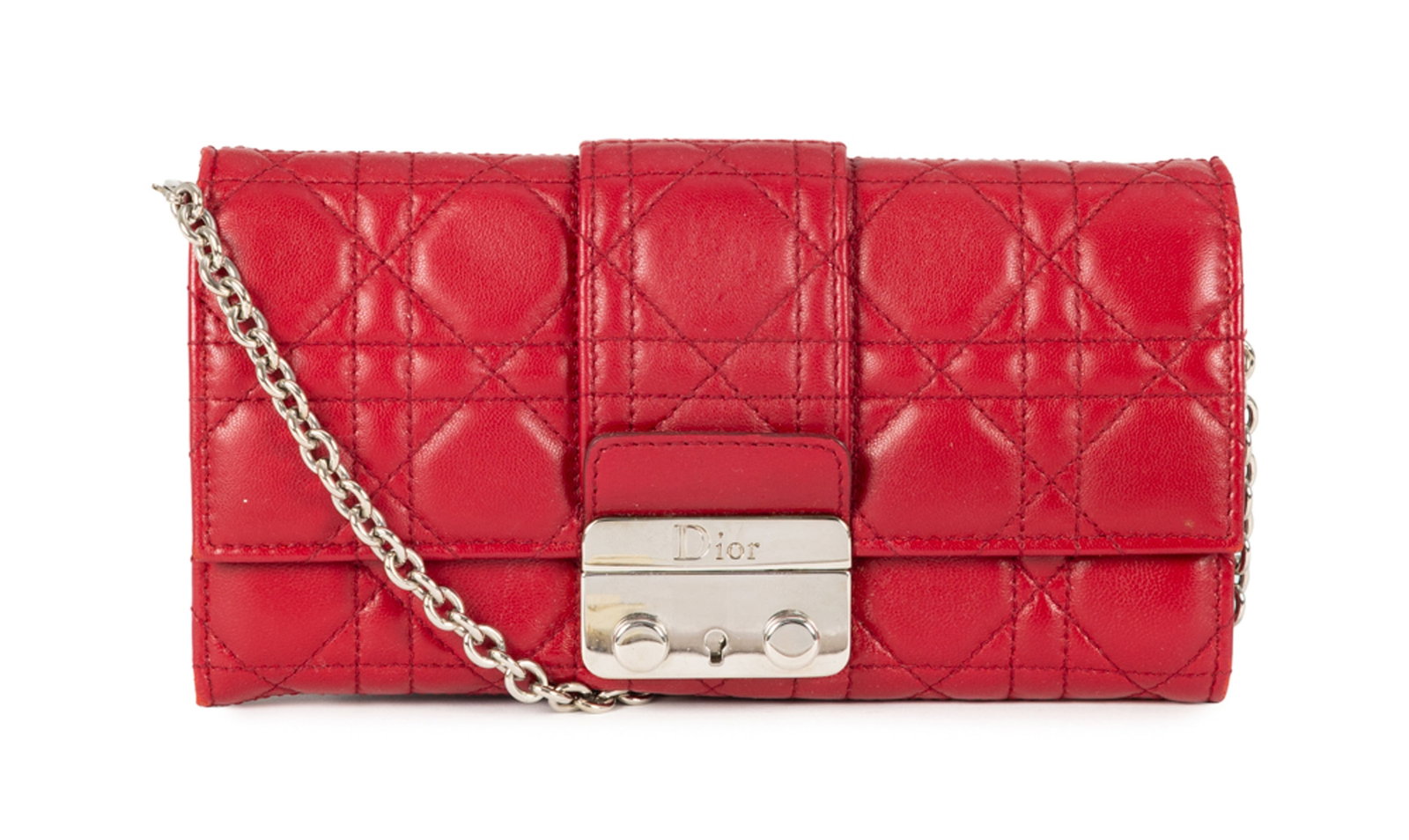 Christian Dior, pochette portefeuille New Lock rendez-vous en cuir rouge matelassé Cannage, gar: Christian Dior, pochette portefeuille New Lock rendez-vous en cuir rouge matelassé Cannage, garnitures en métal argenté, fermoir siglé et bandoulière chaîne, 19x10 cm