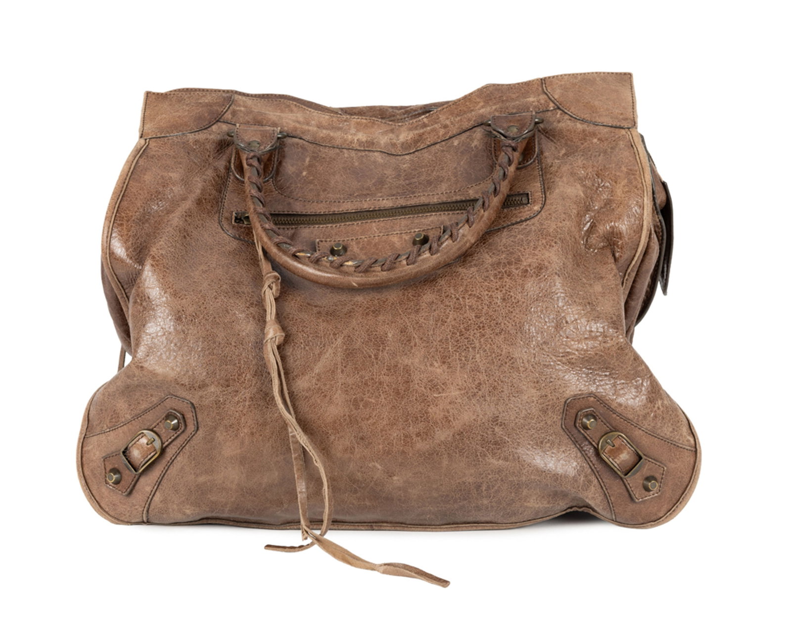 Balenciaga, sac Work en cuir brun vieilli, doubles anses tressées, poche extérieure zipp&#: Balenciaga, sac Work en cuir brun vieilli, doubles anses tressées, poche extérieure zippée et garnitures en métal patiné, 32x40 cm Condition Usures aux angles, surtout aux