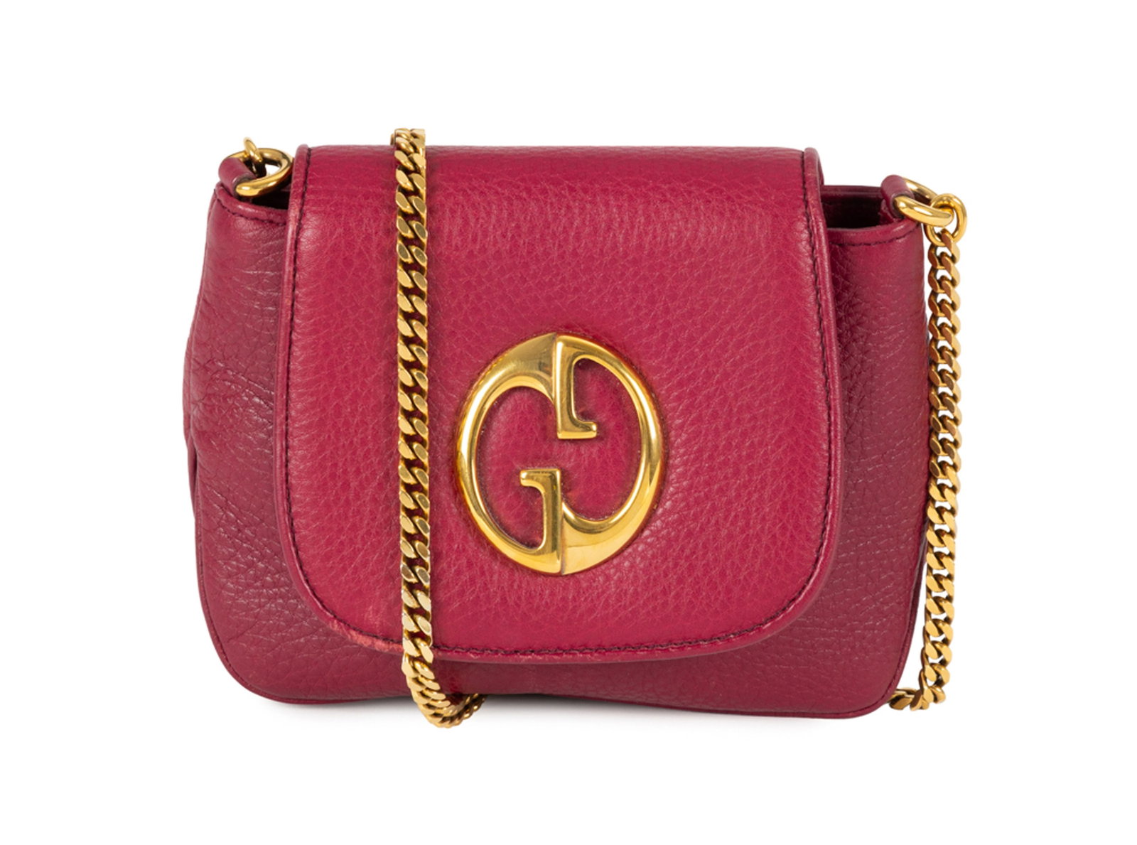 Gucci, pochette à rabat 1973 en cuir grainé bordeaux cramoisi, bandoulière chaîn: Gucci, pochette à rabat 1973 en cuir grainé bordeaux cramoisi, bandoulière chaînette, housse, 13x16 cm Condition petites usures au cuir à la finition du rabat autrement, bon