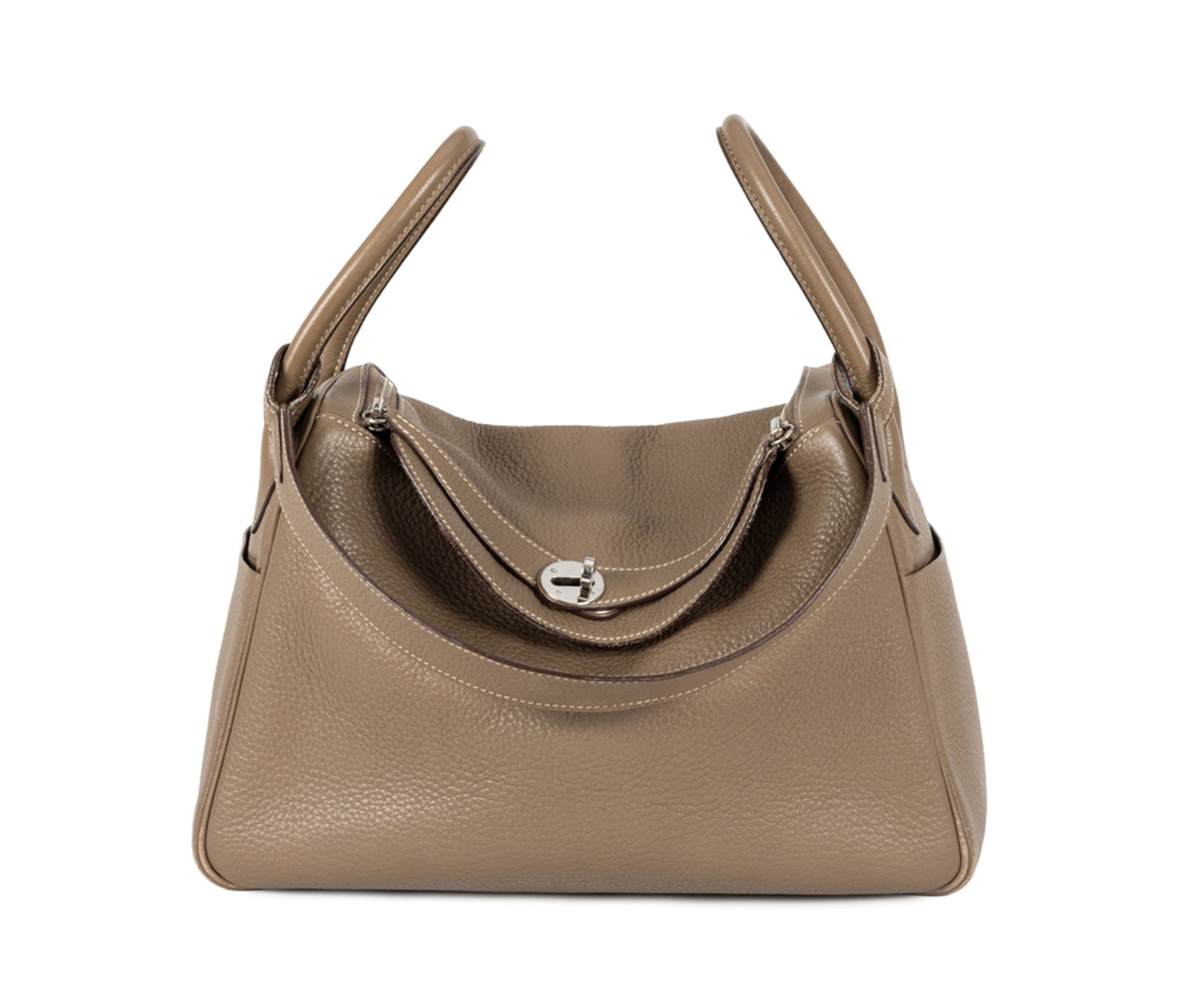 Hermès, sac Lindy en cuir Togo Etoupe, année 2006, garnitures en métal argenté, : Hermès, sac Lindy en cuir Togo Etoupe, année 2006, garnitures en métal argenté, doubles poignées et bandoulière, 20x30 cm Condition Bon état avec les observations