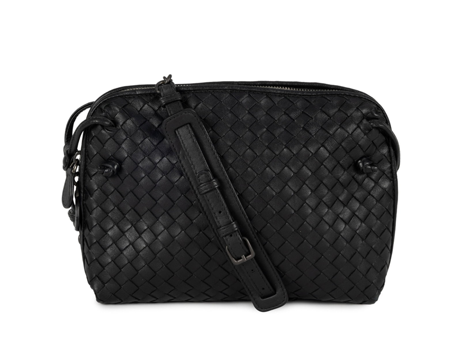Bottega Veneta, sac Nodini en cuir noir tressé Intrecciato, double fermeture zippée et ban: Bottega Veneta, sac Nodini en cuir noir tressé Intrecciato, double fermeture zippée et bandoulière à chaînette avec élément en cuir réglable, 17x23 cm