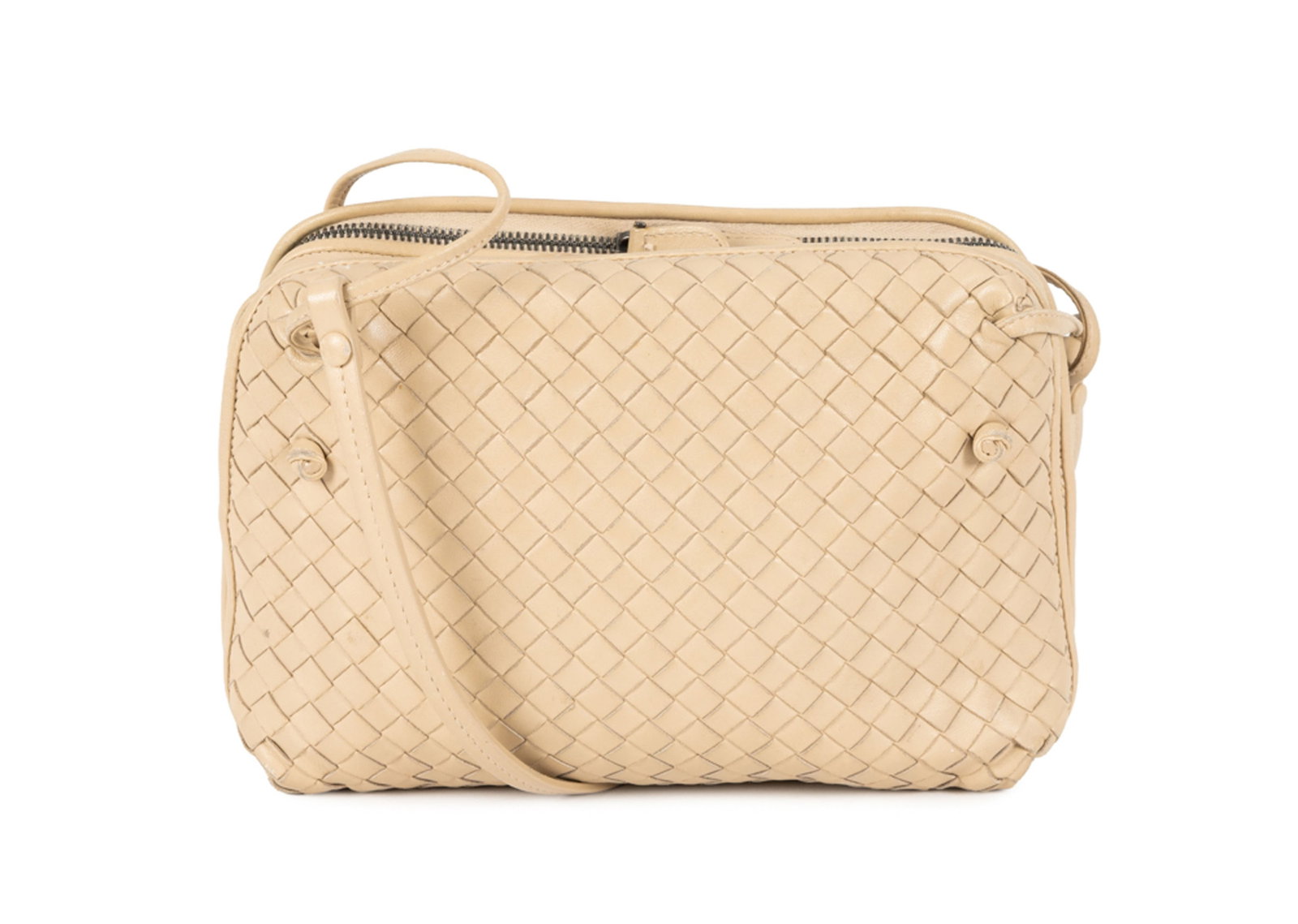 Bottega Veneta, sac Nodini en cuir beige tressé intrecciato, double fermeture zippée et ba: Bottega Veneta, sac Nodini en cuir beige tressé intrecciato, double fermeture zippée et bandoulière en cuir avec partie réglable, 17x23 cm Condition Très bon état de