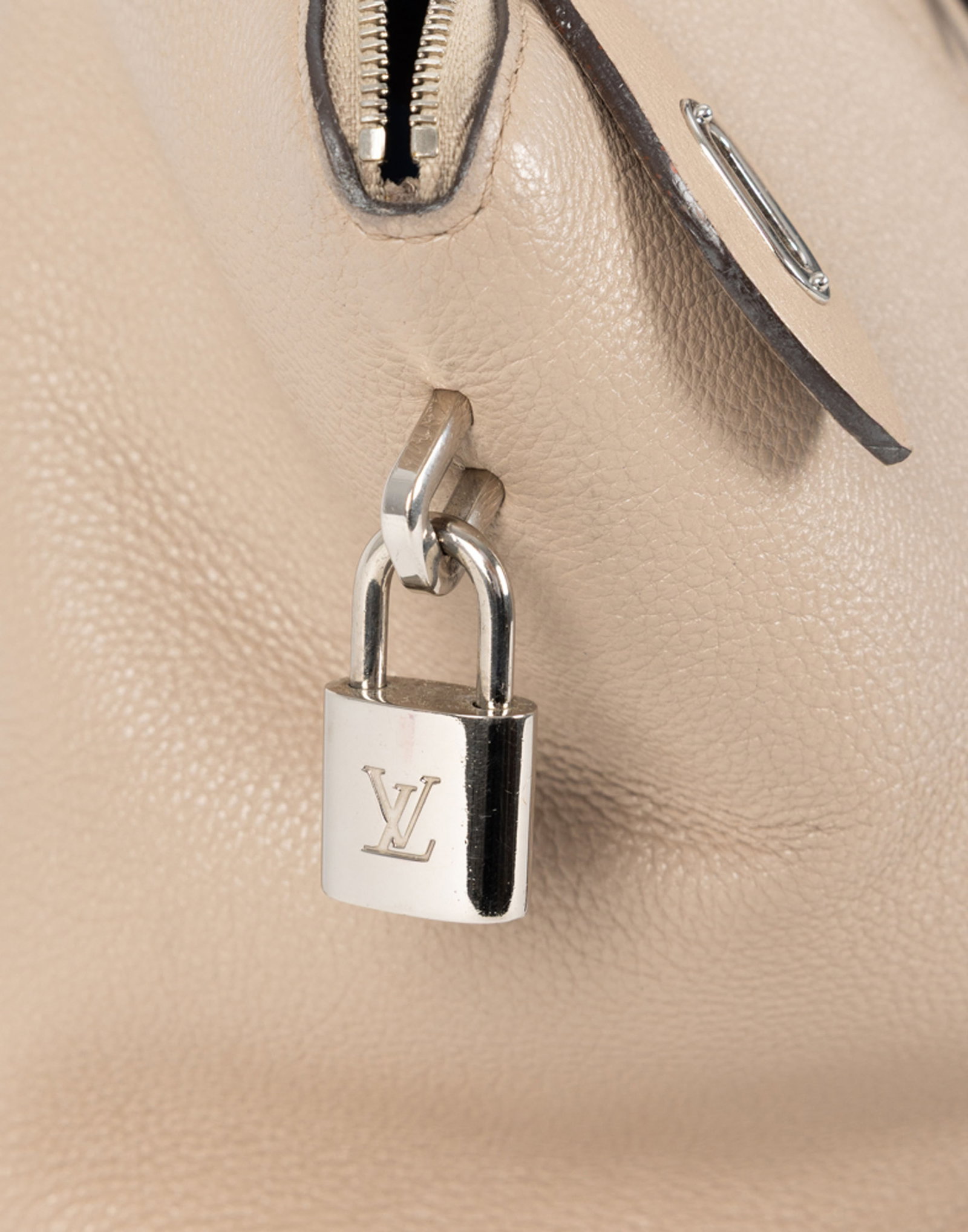 Louis Vuitton, sac Soft Lockit MM en cuir de veau Cachemire Galet, garnitures en métal couleur  - 3