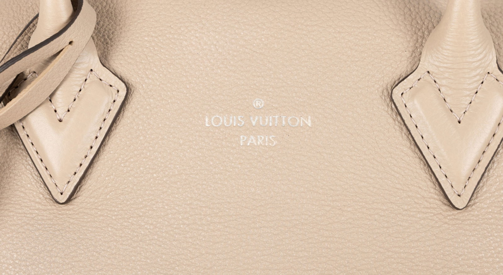 Louis Vuitton, sac Soft Lockit MM en cuir de veau Cachemire Galet, garnitures en métal couleur  - 4