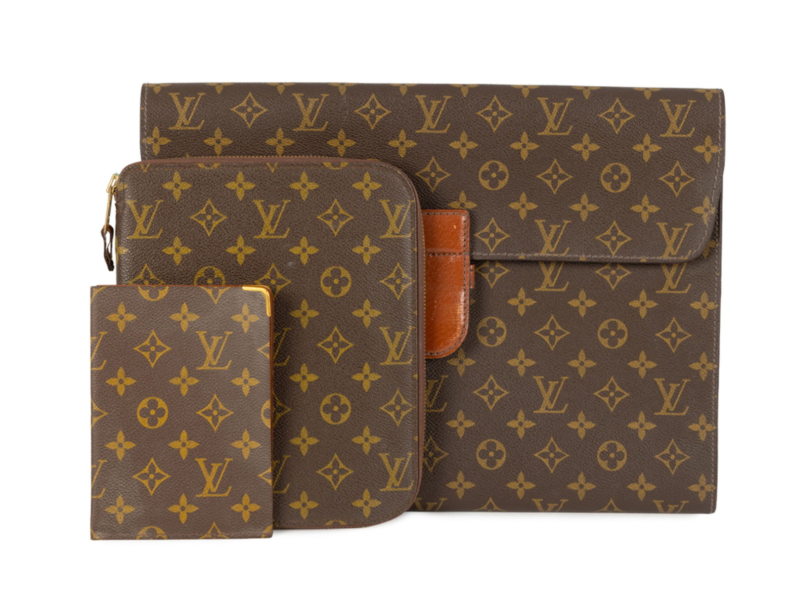 Louis Vuitton, porte documents, pochette organiser et porte passeport en toile enduite monogram, 27,: Louis Vuitton, porte documents, pochette organiser et porte passeport en toile enduite monogram, 27,5x38, 23x19 et 16x11 cm Condition ensemble vintage