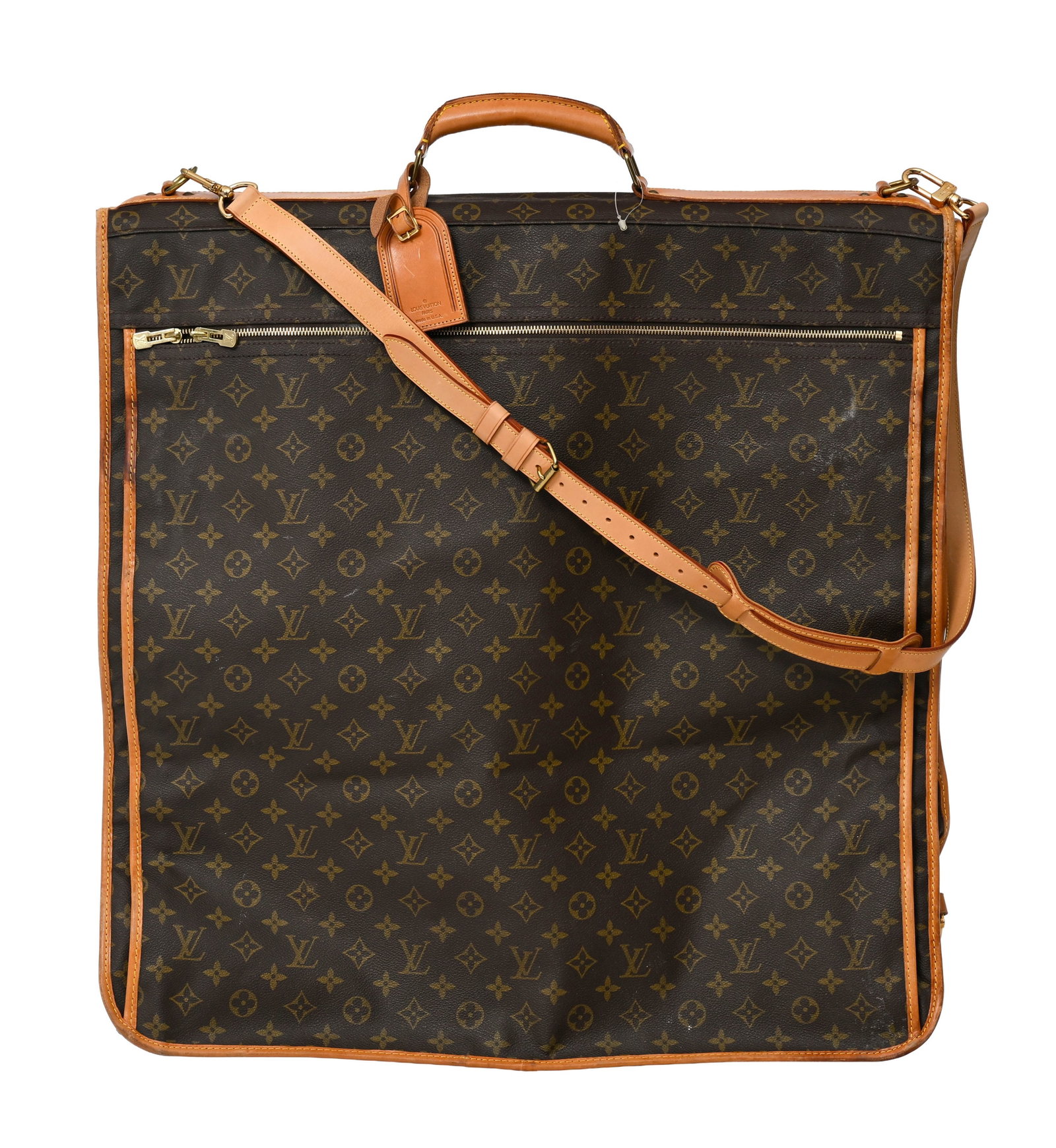 Louis Vuitton, porte habits 3 cintres en toile enduite Monogram et cuir naturel, made in USA, 60x60 : Louis Vuitton, porte habits 3 cintres en toile enduite Monogram et cuir naturel, made in USA, 60x60 cm Condition Bon état de conservation général Usures au cuir naturel Intérieur