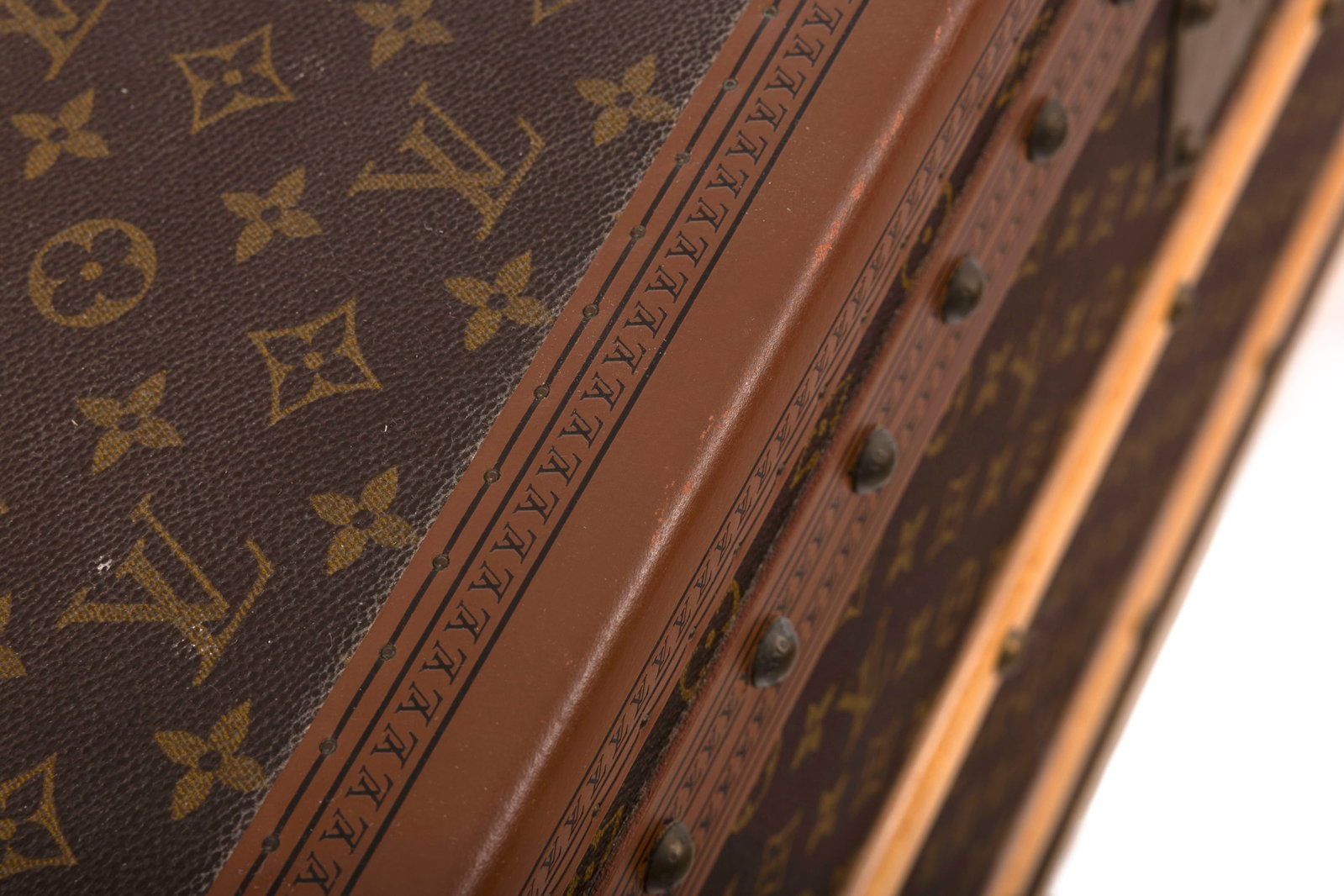 Louis Vuitton, malle Courier en toile enduite Monogram, cornières en lozine, équerres, coi - 7