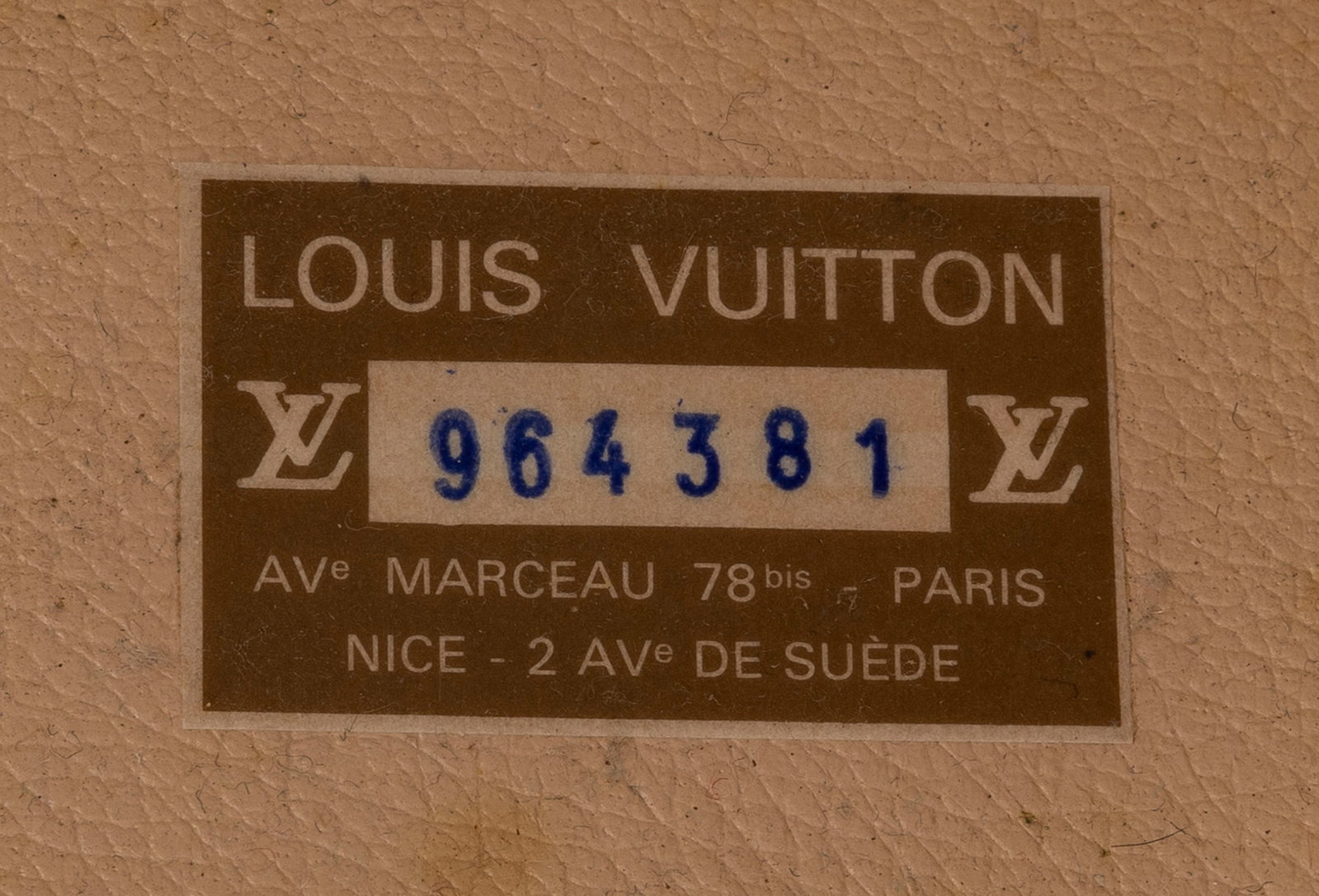 Louis Vuitton, malle Courier en toile enduite Monogram, cornières en lozine, équerres, coi - 8