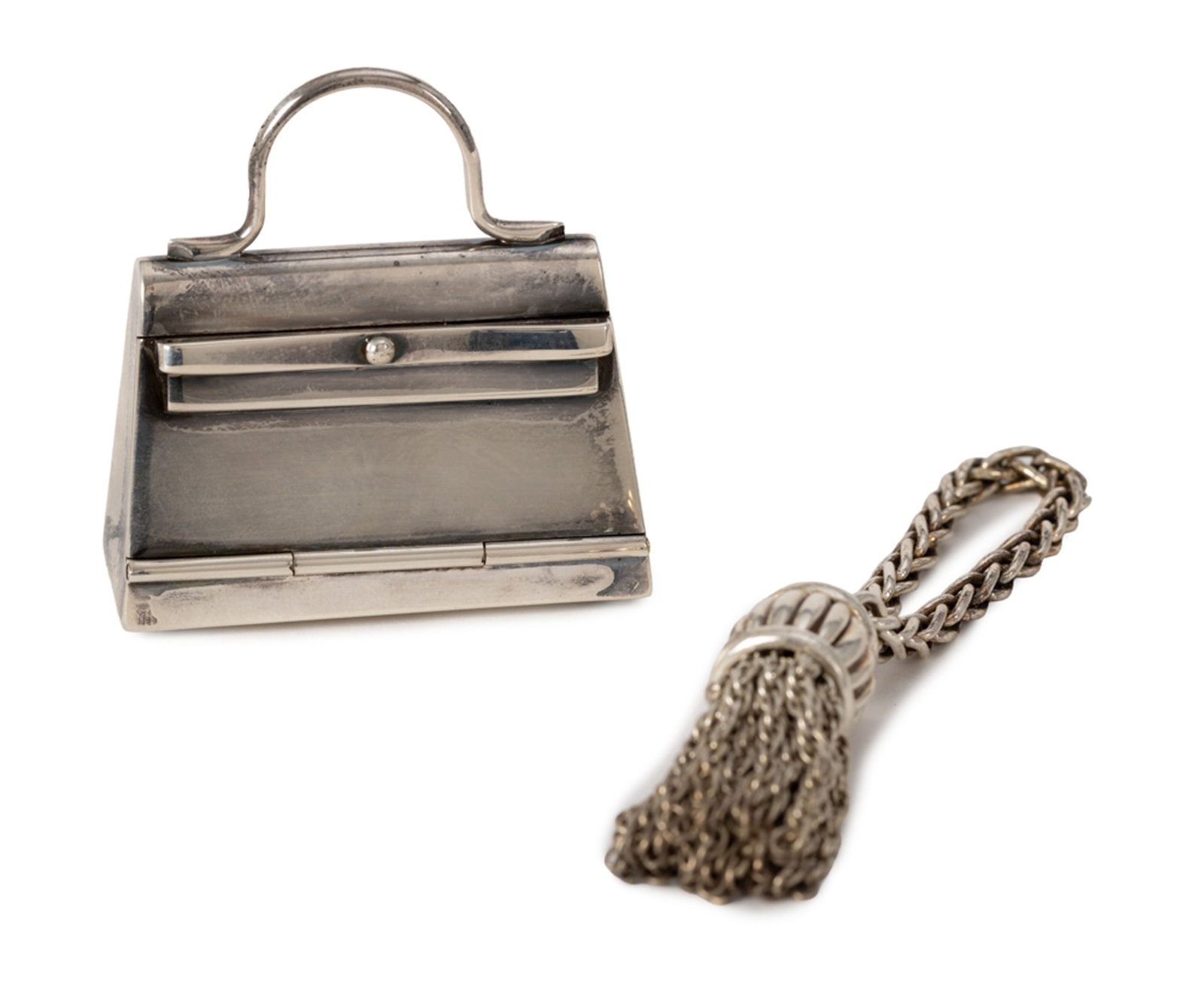 Hermès, boîte à pilule Kelly et pompon en argent 925, écrin, 4,5x4,5 cm et long.: Hermès, boîte à pilule Kelly et pompon en argent 925, écrin, 4,5x4,5 cm et long. 8,5 cm