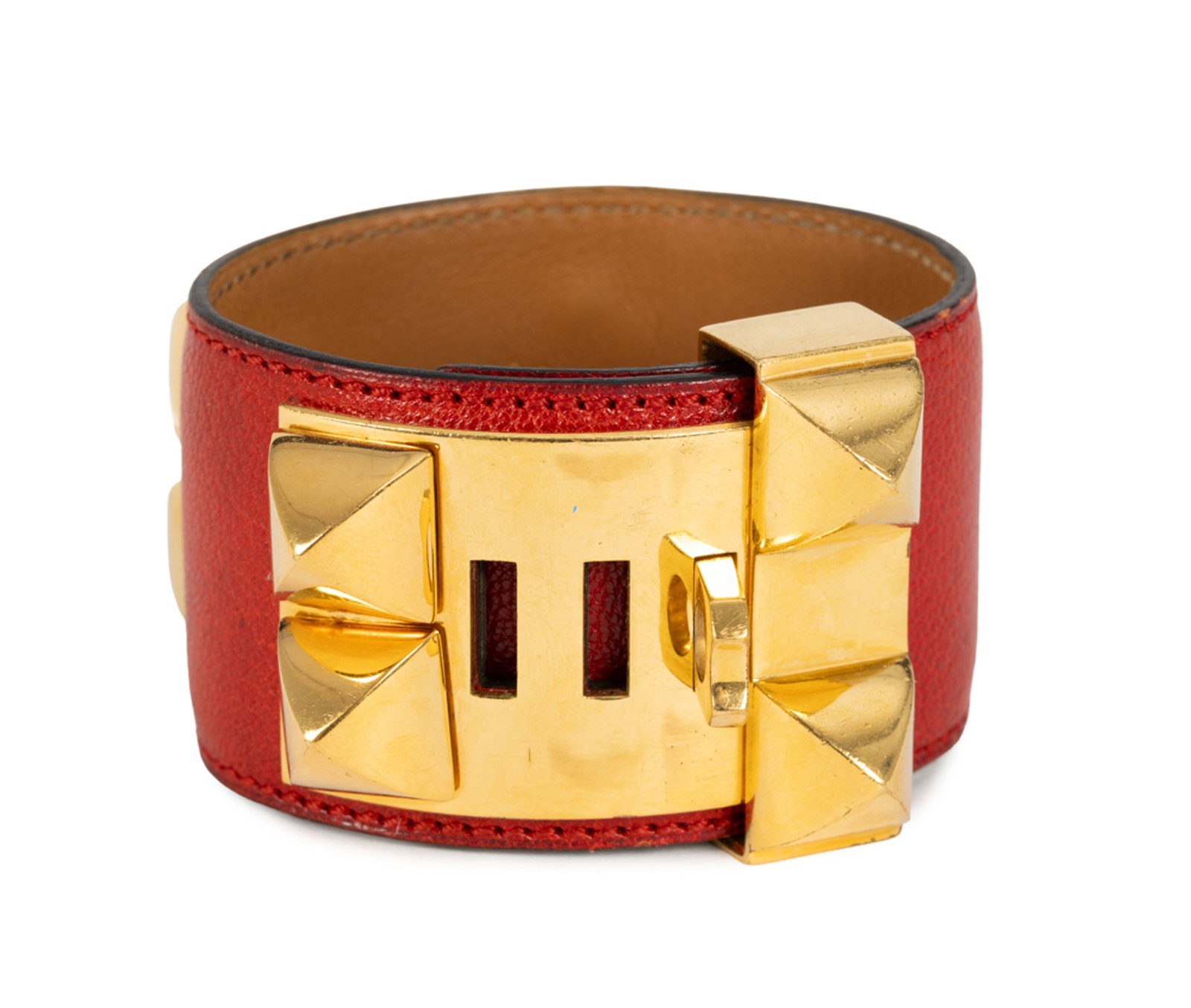 Hermès, bracelet Médor en métal plaqué or et cuir rouge, long. 16-18,5 cm - 2