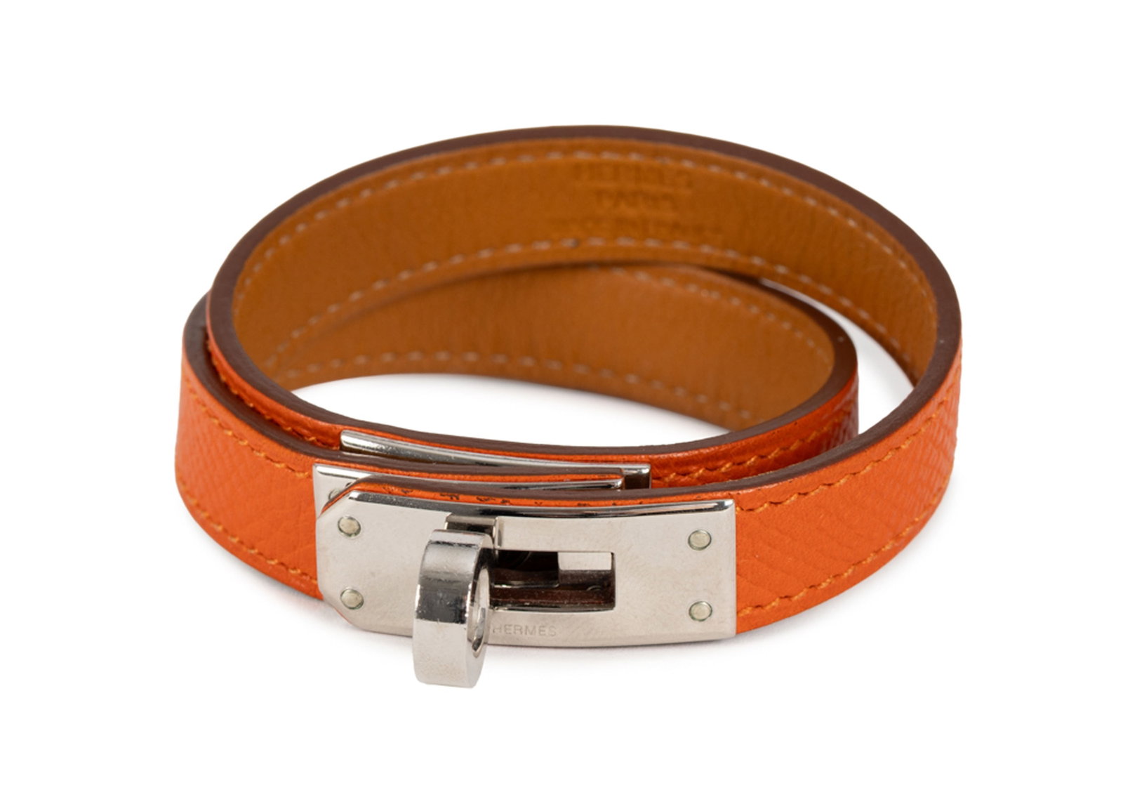 Hermès, bracelet Kelly Double Tour en cuir Epsom orange, bijouterie couleur argent, long.34 cm,: Hermès, bracelet Kelly Double Tour en cuir Epsom orange, bijouterie couleur argent, long.34 cm, diam. 5,5 cm
