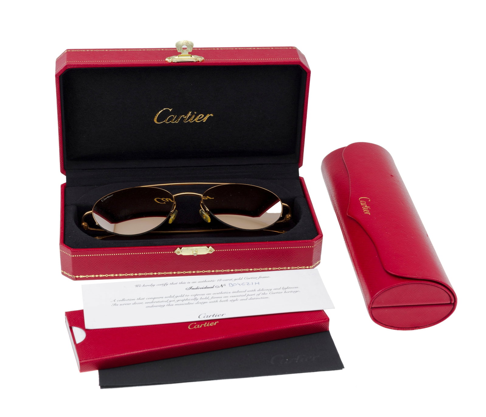 Cartier, paire de lunettes de soleil “Santos Precious”, monture en or jaune 750, à : Cartier, paire de lunettes de soleil “Santos Precious”, monture en or jaune 750, à double pont, verres teintés, signés Cartier, accompagnées de leur écrin,