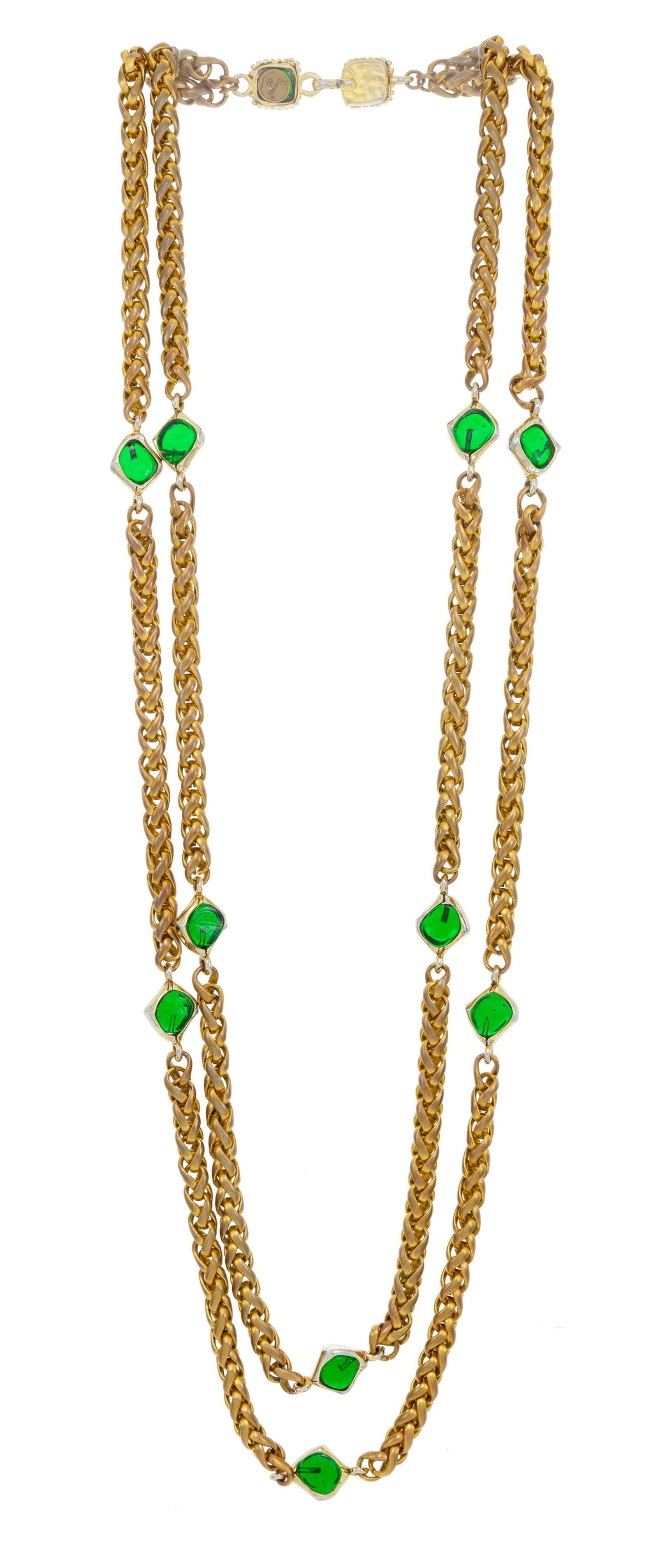 Chanel, collier sautoir double rang en métal doré avec pierres vertes, long. 90 cm: Chanel, collier sautoir double rang en métal doré avec pierres vertes, long. 90 cm