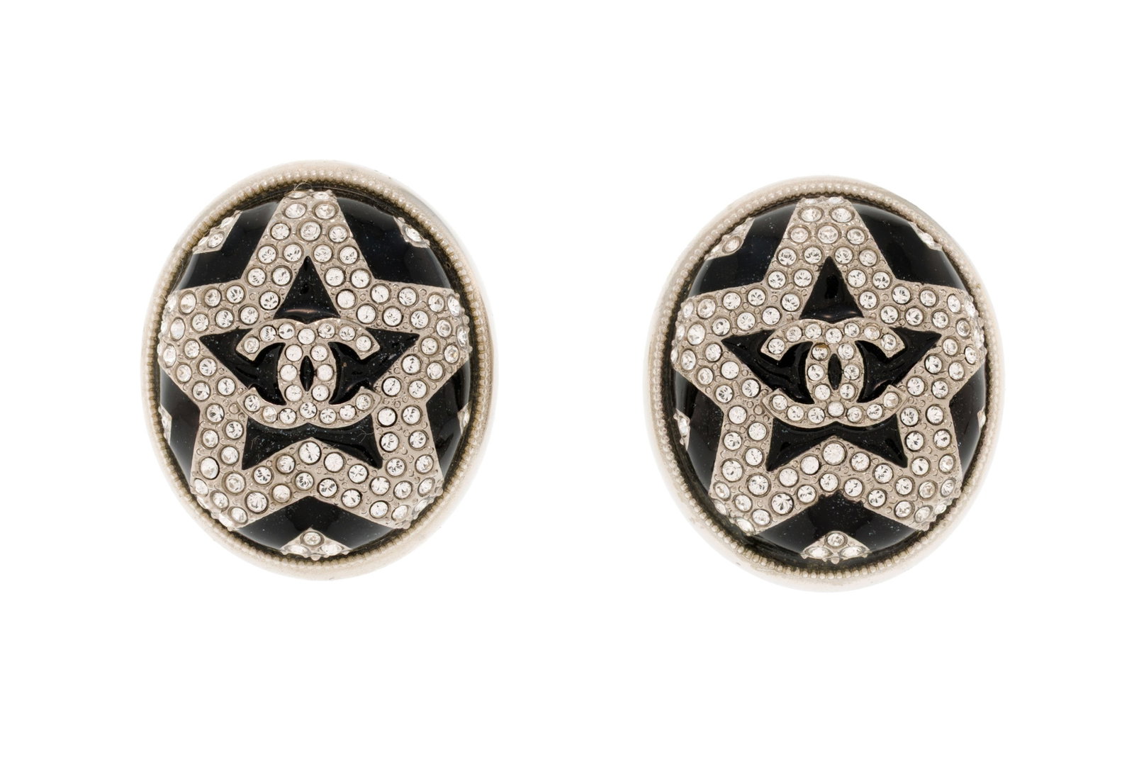 Chanel, paire de clous d’oreilles Cabochon CC étoilé, strass sur résine noir av: Chanel, paire de clous d’oreilles Cabochon CC étoilé, strass sur résine noir avec monture en métal, boîte