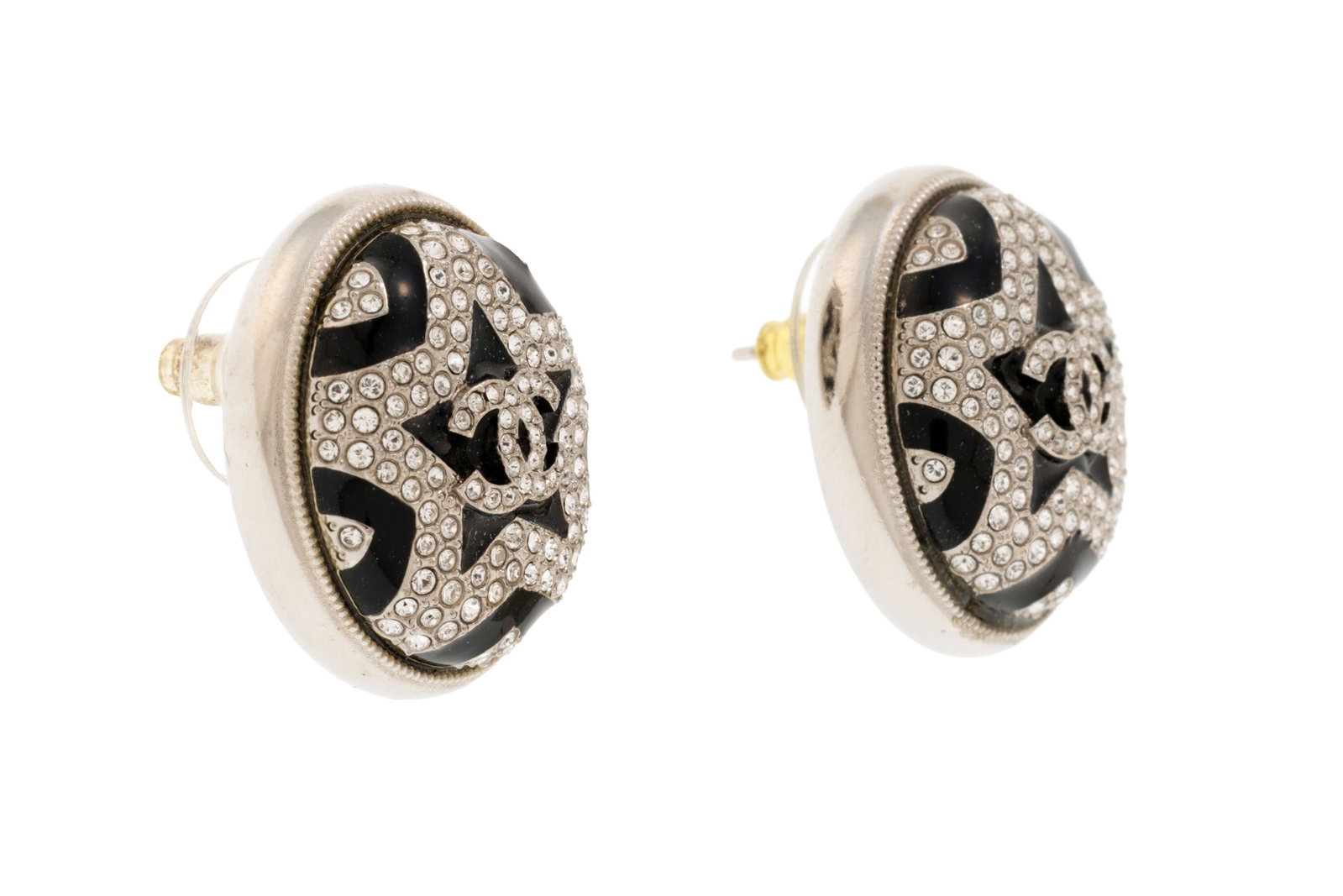 Chanel, paire de clous d’oreilles Cabochon CC étoilé, strass sur résine noir av - 2