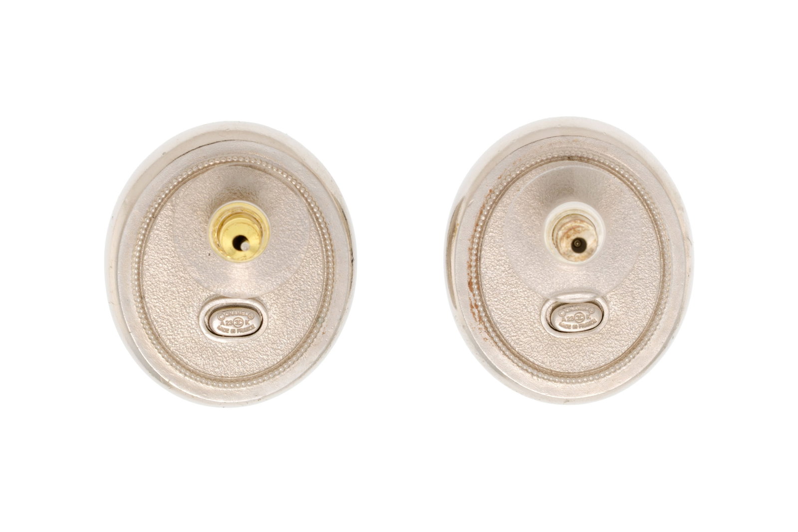 Chanel, paire de clous d’oreilles Cabochon CC étoilé, strass sur résine noir av - 3
