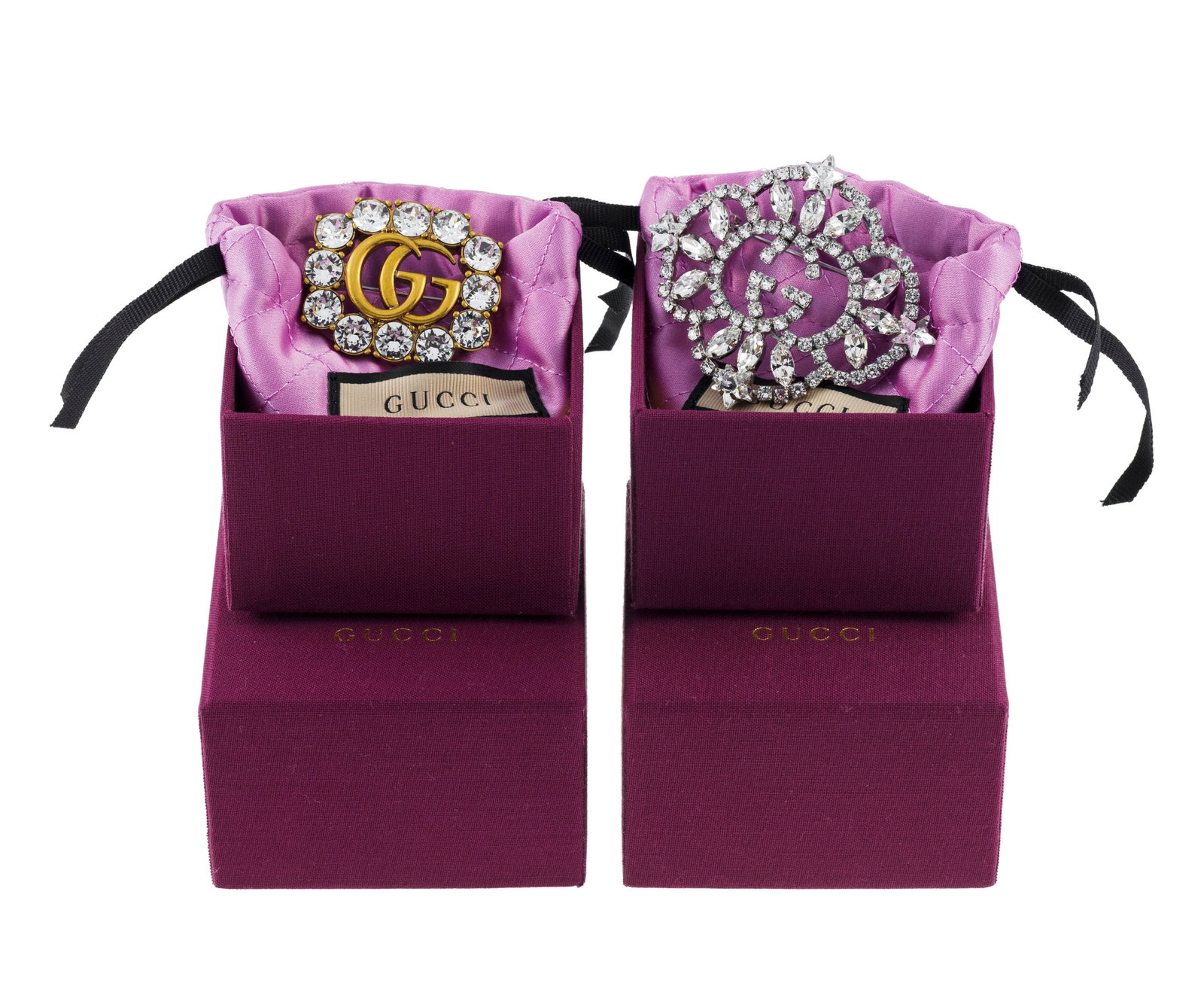 Gucci, 2 broches GG en métal et strass, pochettes, écrins, 7,5x6,5 et 3,8x4,5 cm - 2