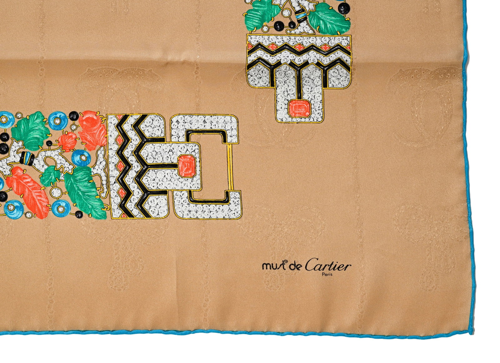 Cartier, carré en soie Must de Cartier sur fond beige au décor d'une ceinture bijouté - 2