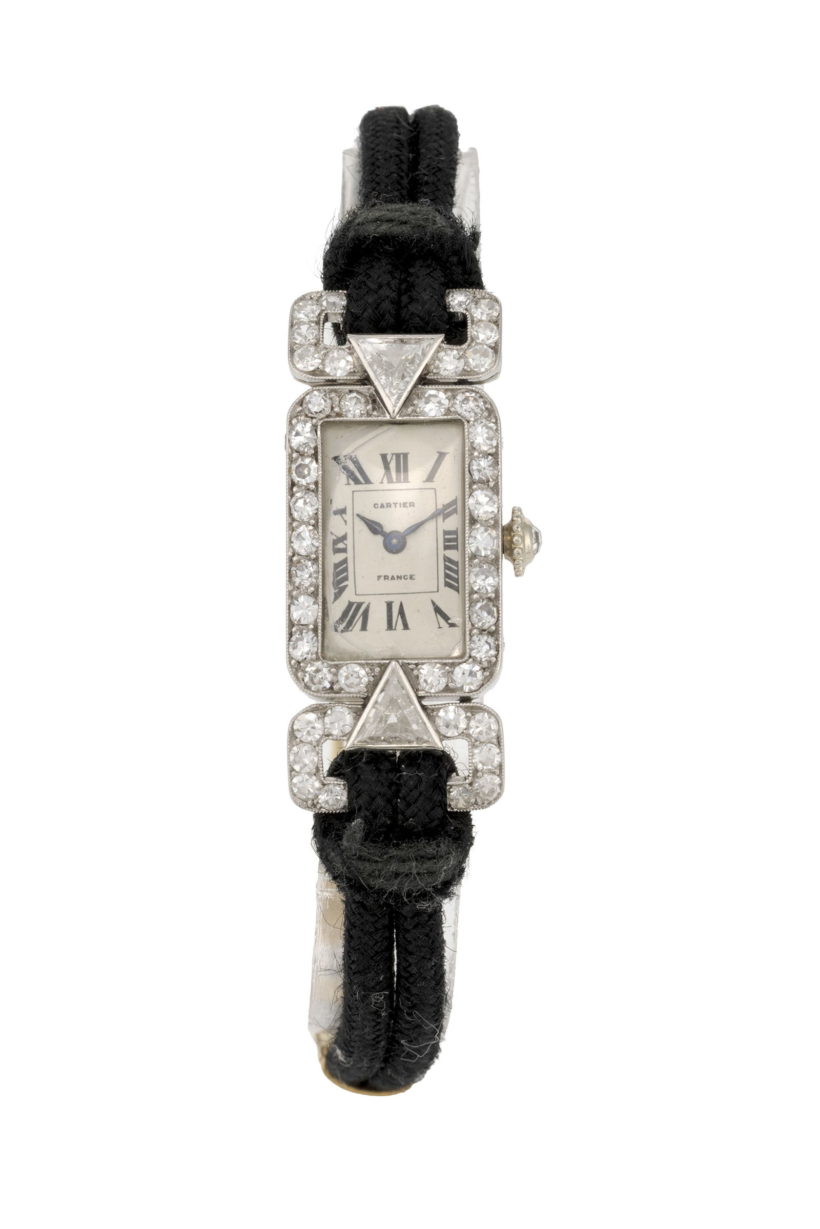 Cartier, montre Art Déco en platine sertie de diamants Mouvement: mécanique, 17 rubis : Cartier, montre Art Déco en platine sertie de diamants Mouvement: mécanique, 17 rubis Boîtier: n°30383/5598/28001, larg. 13 mm Bracelet: tissu noir avec boucle déployante or 7