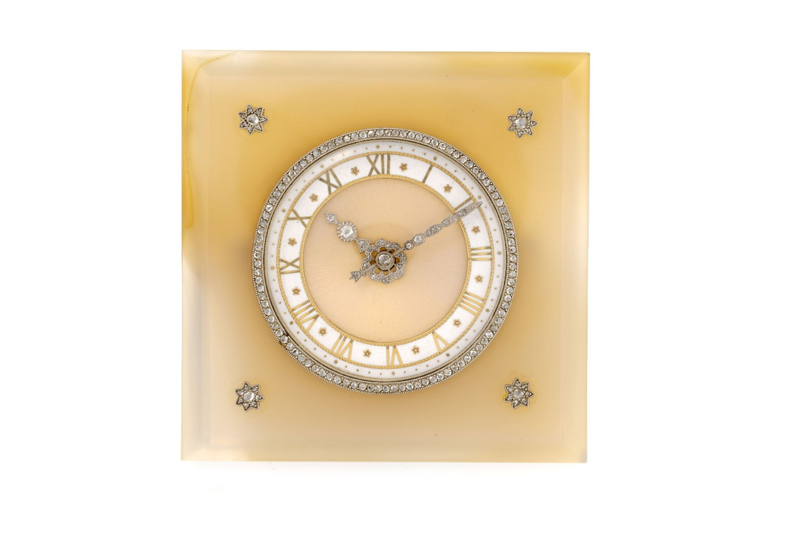 Pendulette Art Déco en calcédoine et laiton sertie de diamants Mouvement: mécanique: Pendulette Art Déco en calcédoine et laiton sertie de diamants Mouvement: mécanique Boîtier: dim. 7.4 x 7.4 cm Condition Etat général: Bon. La pendulette n'est pas en