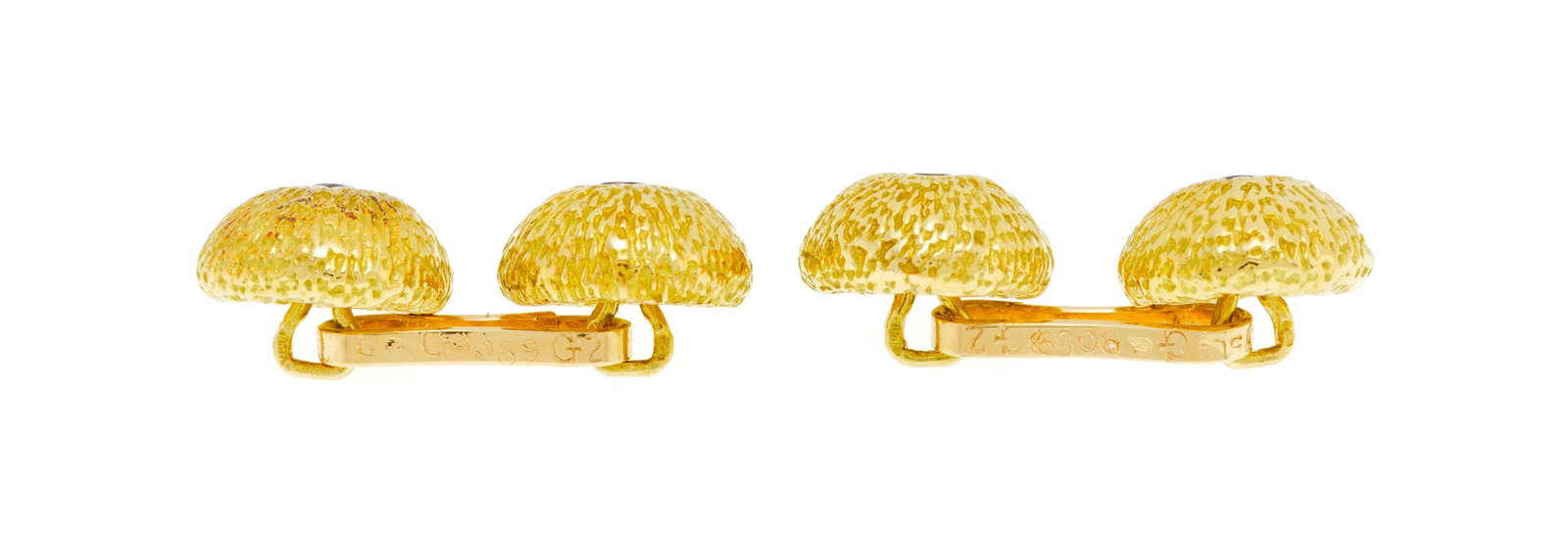 Van Cleef & Arpels, paire de boutons de manchette en or 750 texturé sertis de rubis taille rond - 2