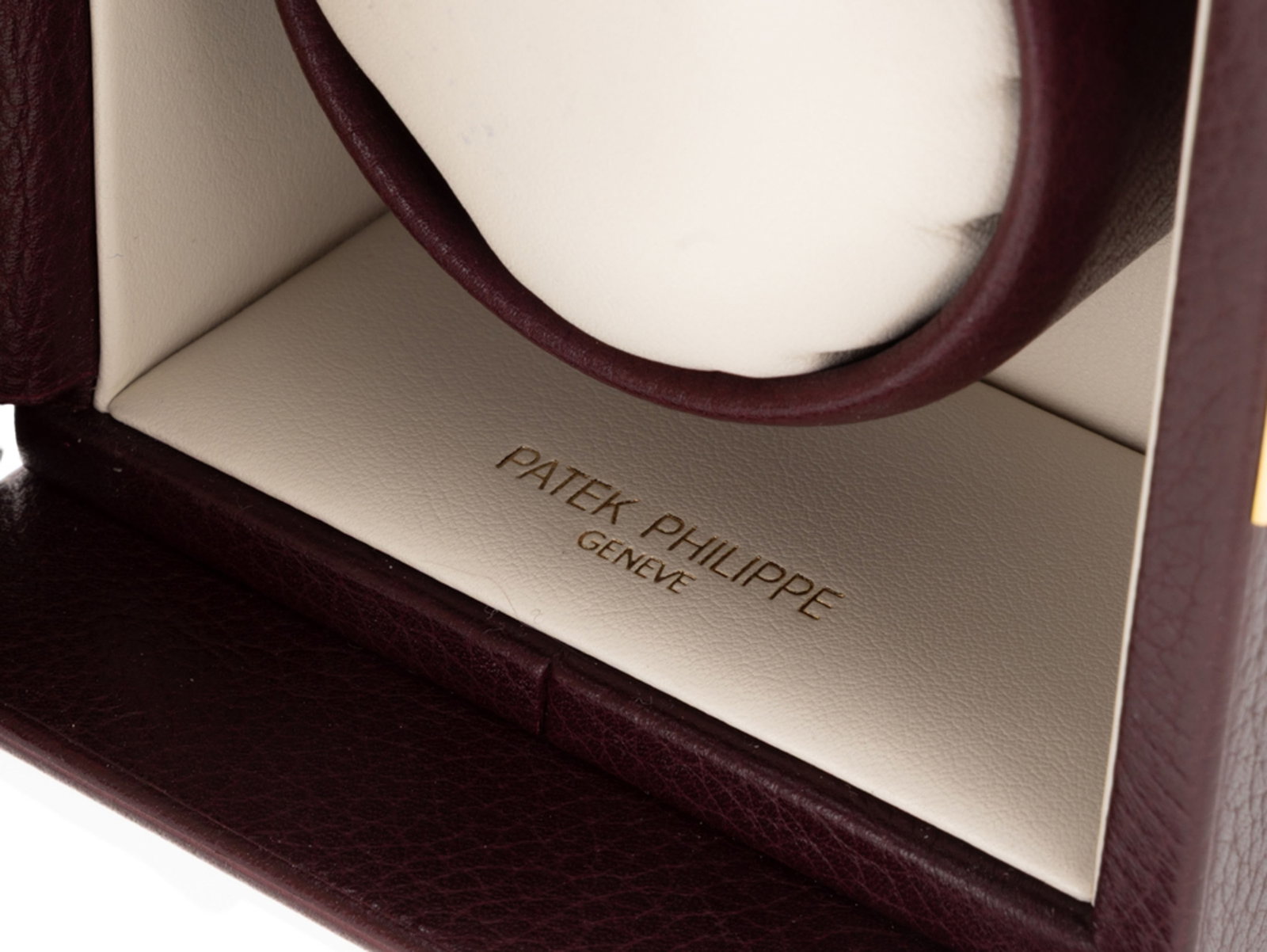 Patek Philippe, remontoir de montre en cuir bordeaux, signé, h. 15.4 cm, boîte - 3