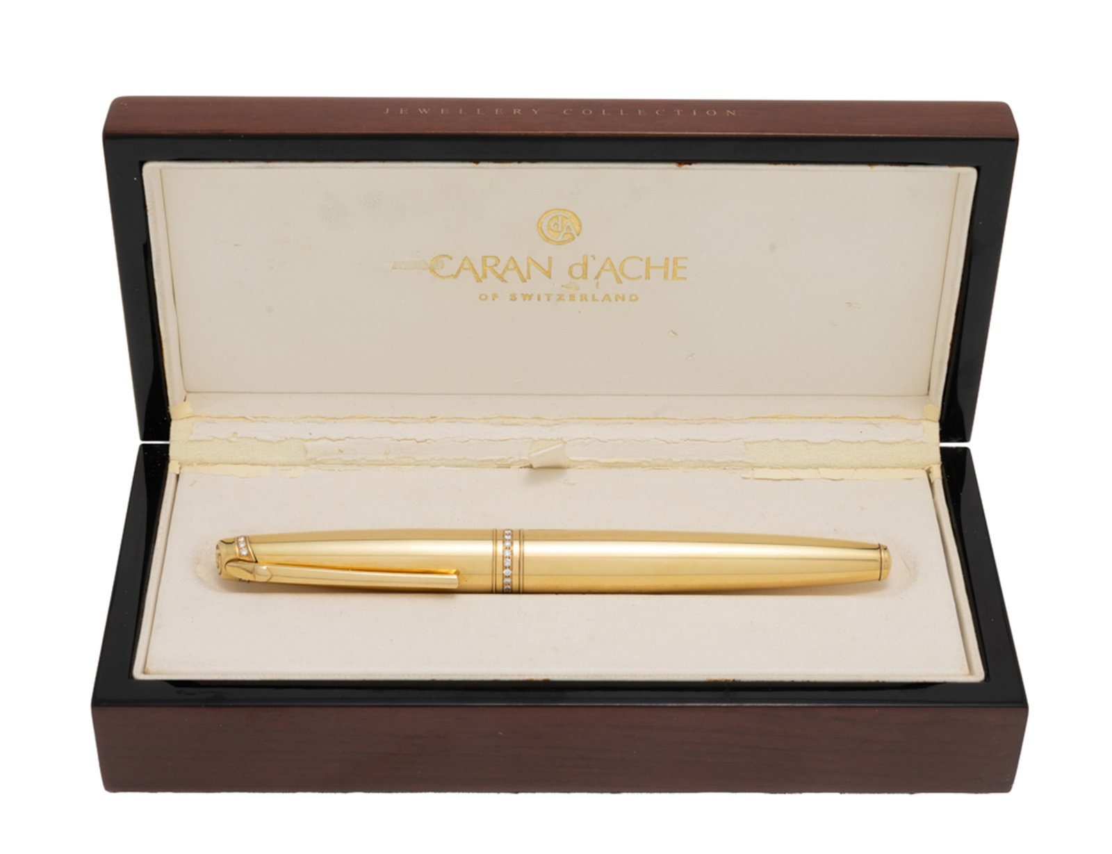 Caran d'Ache, stylo plume en or 750 cerclé de deux lignes de diamants taille brillant, bec en o - 4