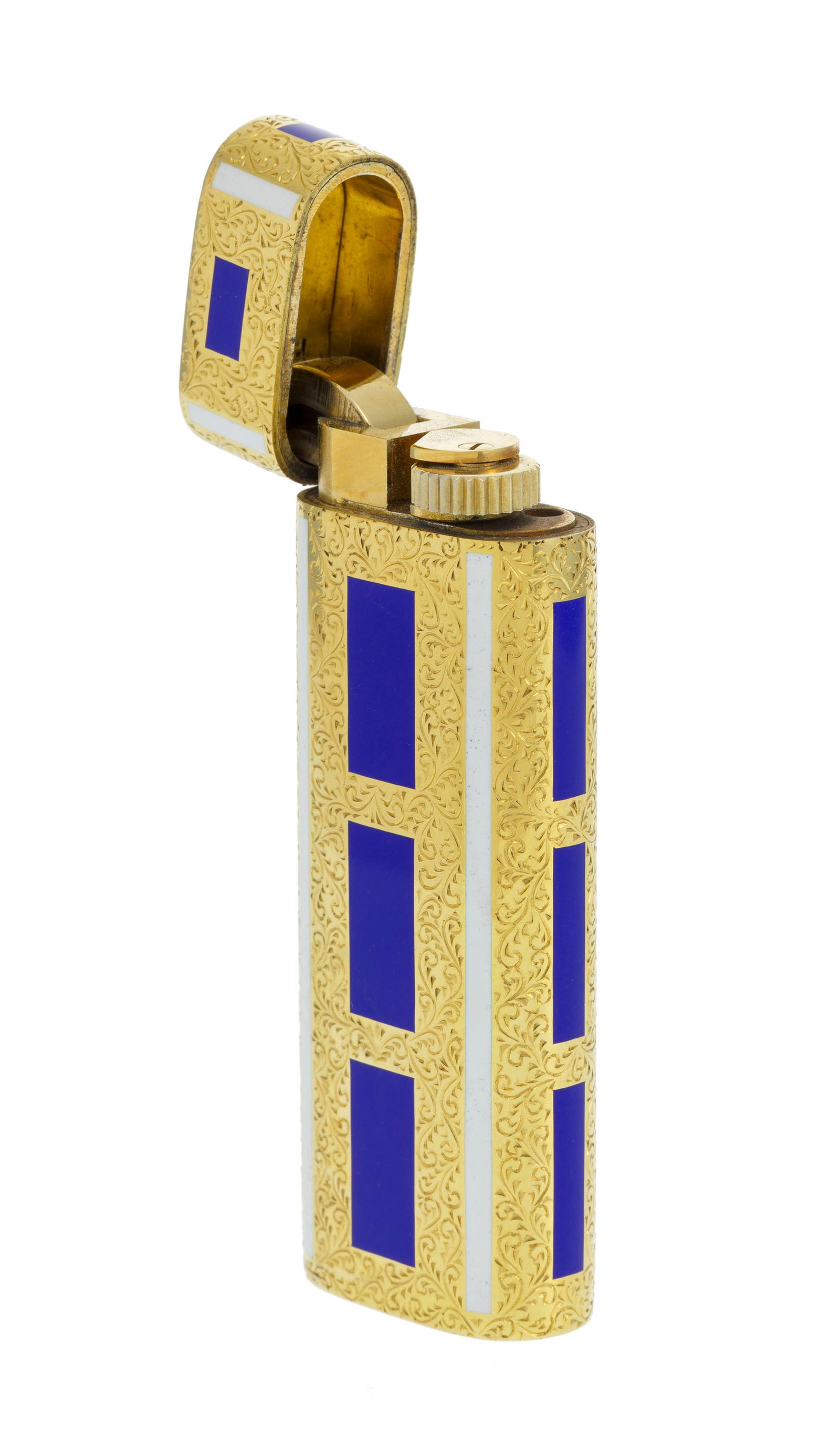 Briquet en or 750 gravé de rinceaux et métal orné d'émail bleu et blanc, h. 7.2  - 2