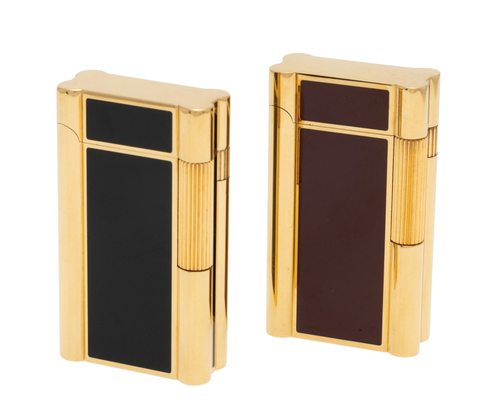 Rothschild, lot de deux briquets en métal doré et laque, signés, h. 5.9 cm, boît: Rothschild, lot de deux briquets en métal doré et laque, signés, h. 5.9 cm, boîtes Condition Très bon état général. Veuillez noter que nous ne ga