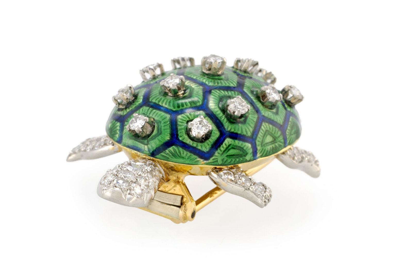 Boucheron, broche tortue années 1950-60 or 750 et platine ornée d'émail vert et bleu  - 3