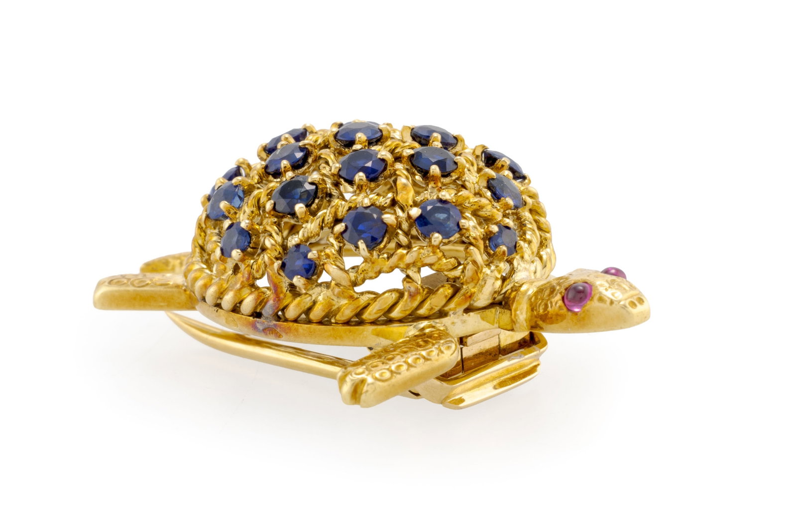 Cartier, broche tortue circa 1969 or 750 torsadé à décor de croisillons sertie de sap - 2