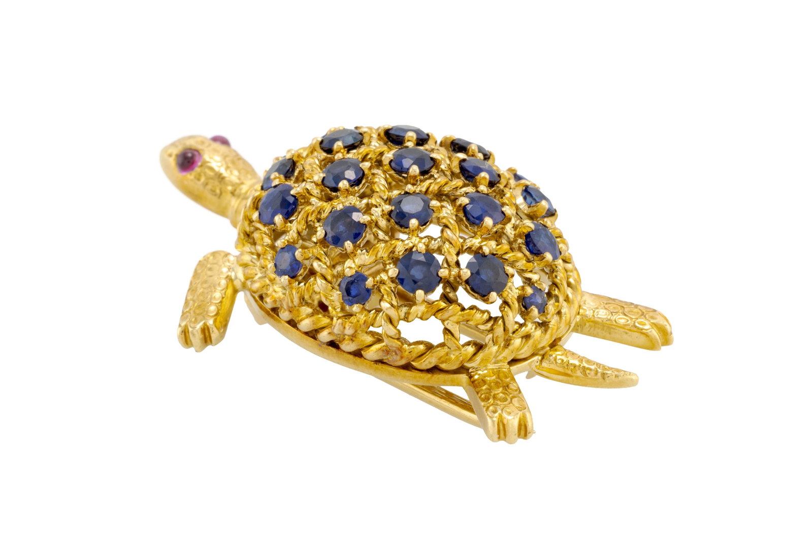 Cartier, broche tortue circa 1969 or 750 torsadé à décor de croisillons sertie de sap - 3