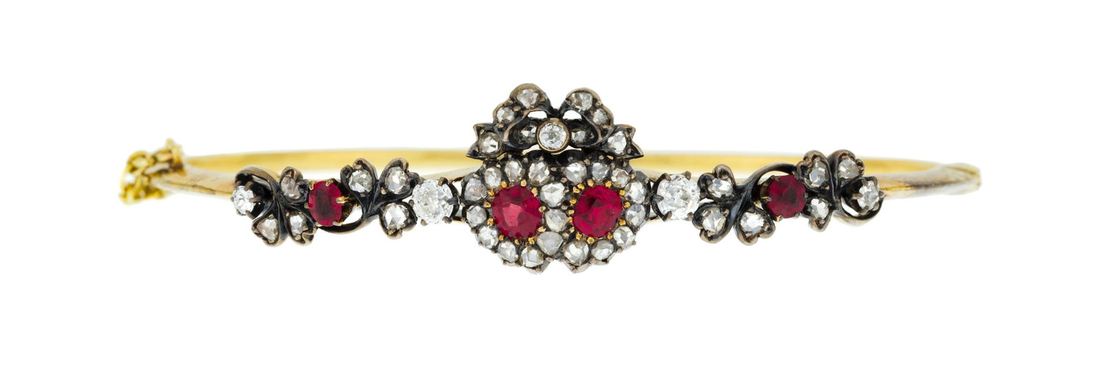 Bracelet XIXe s., or et argent centrant un cœur surmonté d'un nœud épaulé d: Bracelet XIXe s., or et argent centrant un cœur surmonté d'un nœud épaulé de guirlandes serties de rubis et de diamants taille ancienne et rose, circ. 17 cm, 15g Condition