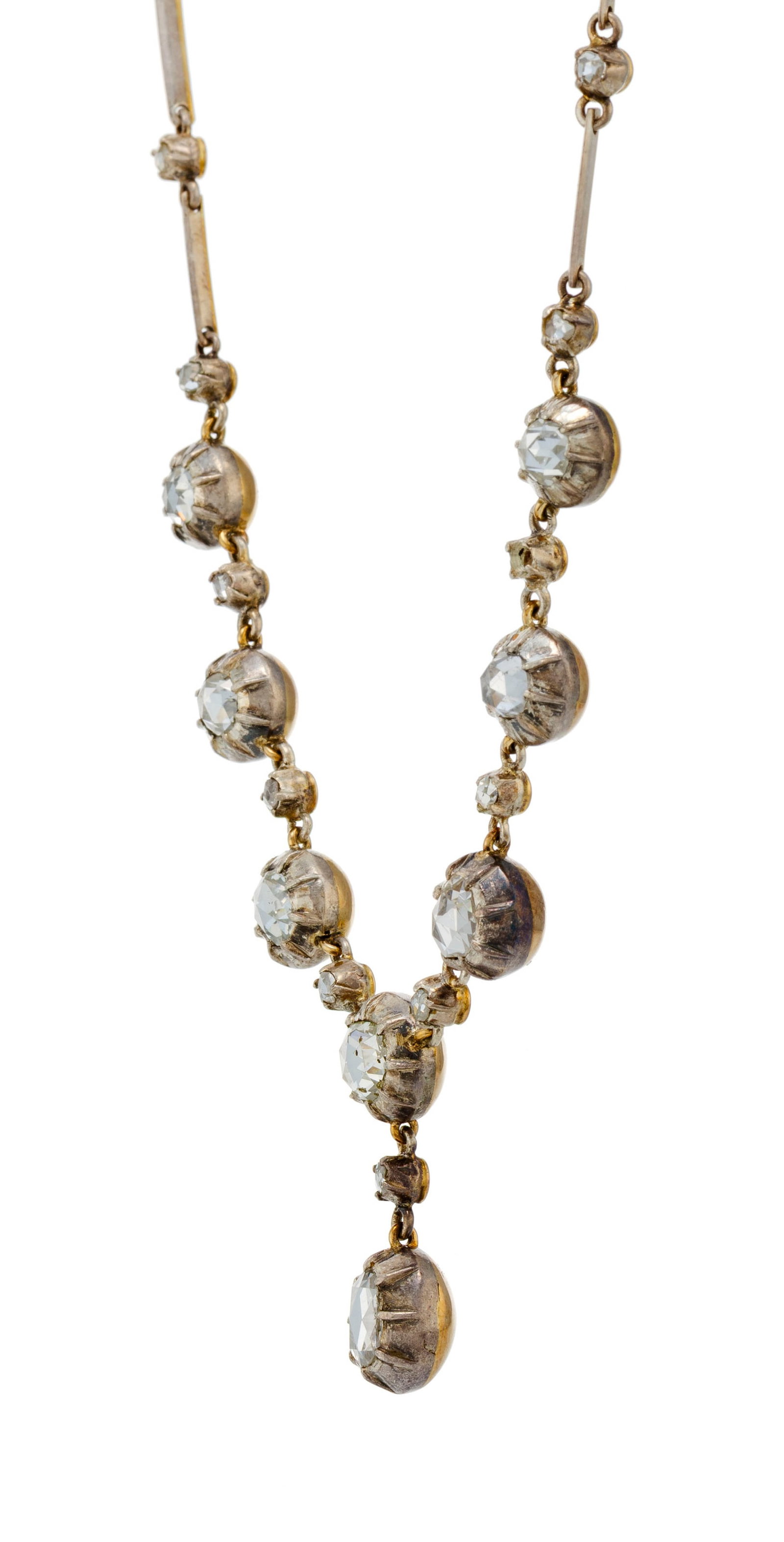 Collier de style XIXe s., or 750 et argent orné de diamants facettés reliés par des f - 3