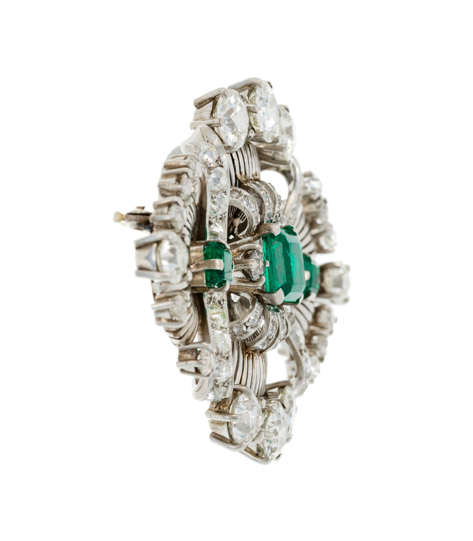 Broche Art Déco platine et or gris 750 à décor de palmettes centrant 3 émeraudes - 2
