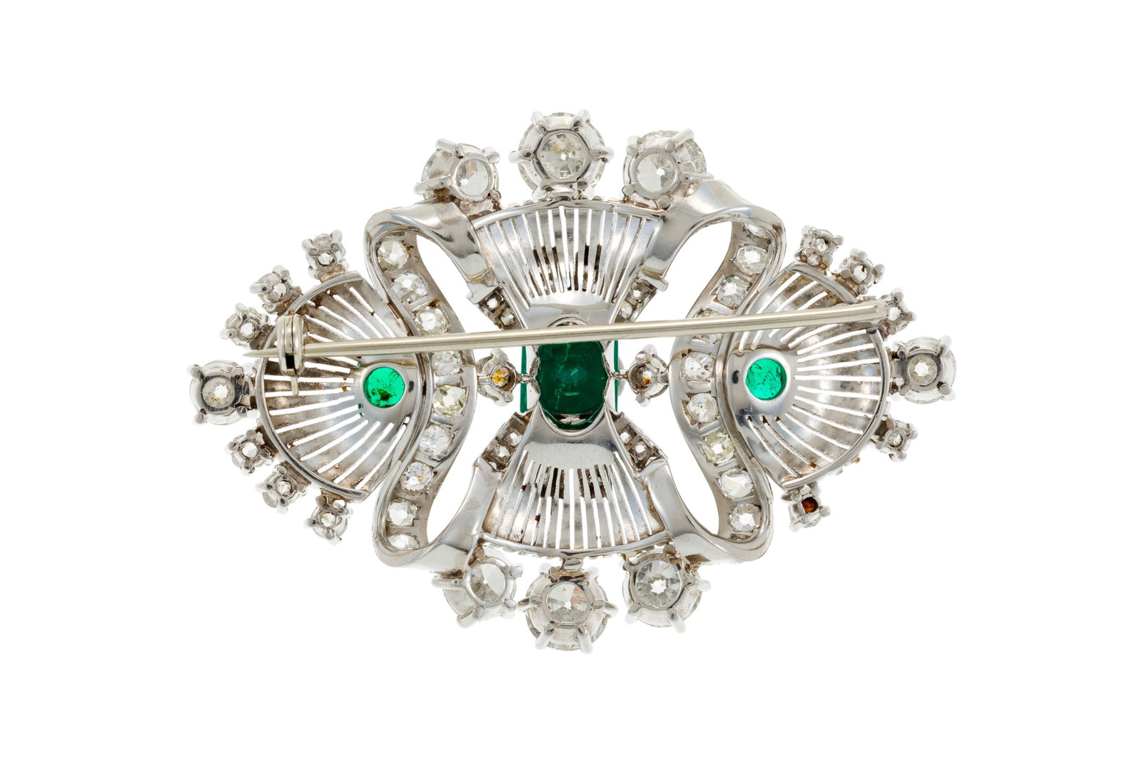 Broche Art Déco platine et or gris 750 à décor de palmettes centrant 3 émeraudes - 3