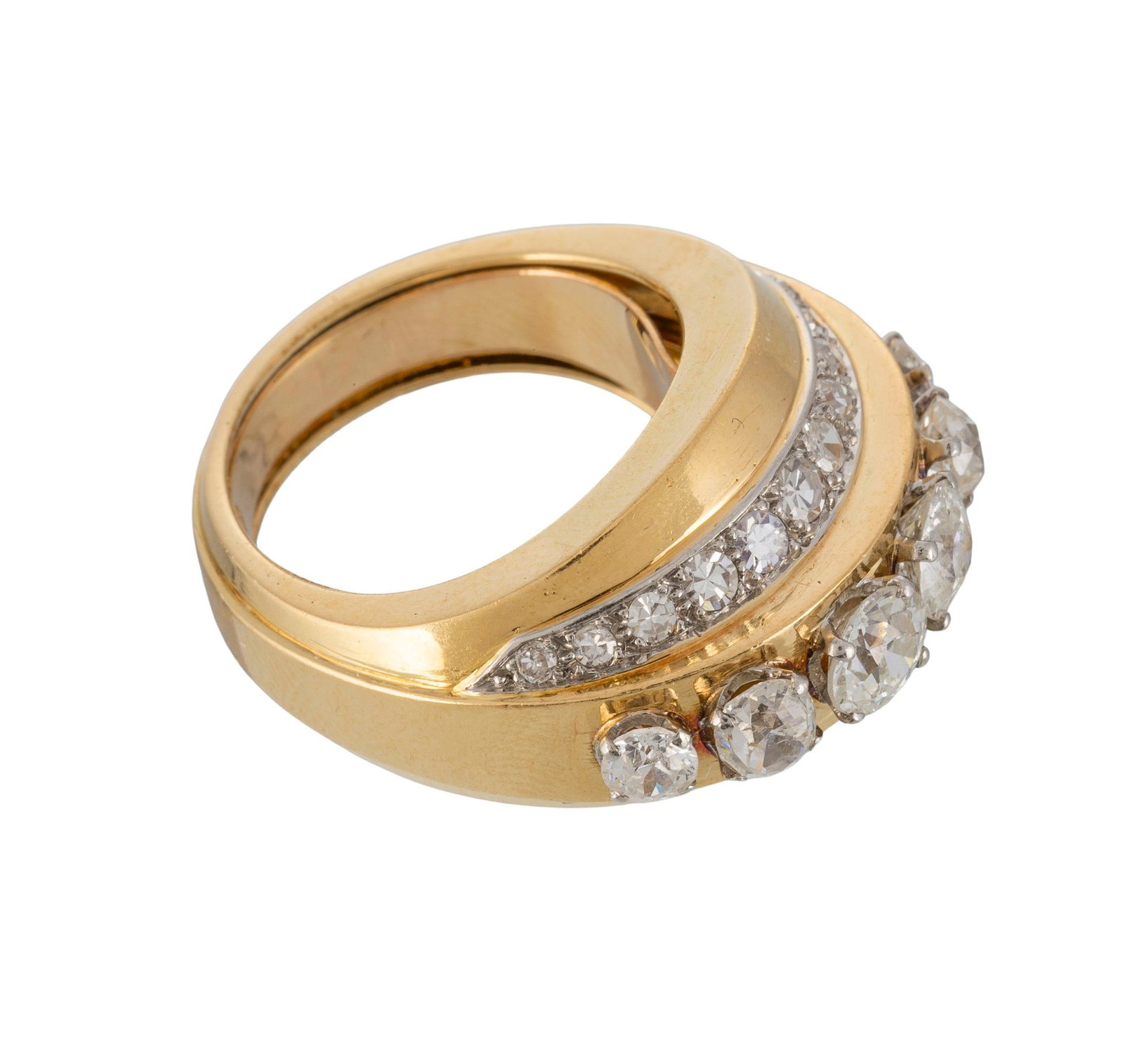 Bague années 1940-50 en or 750 et platine, sertie de trois lignes de diamants taille ancienne e - 3