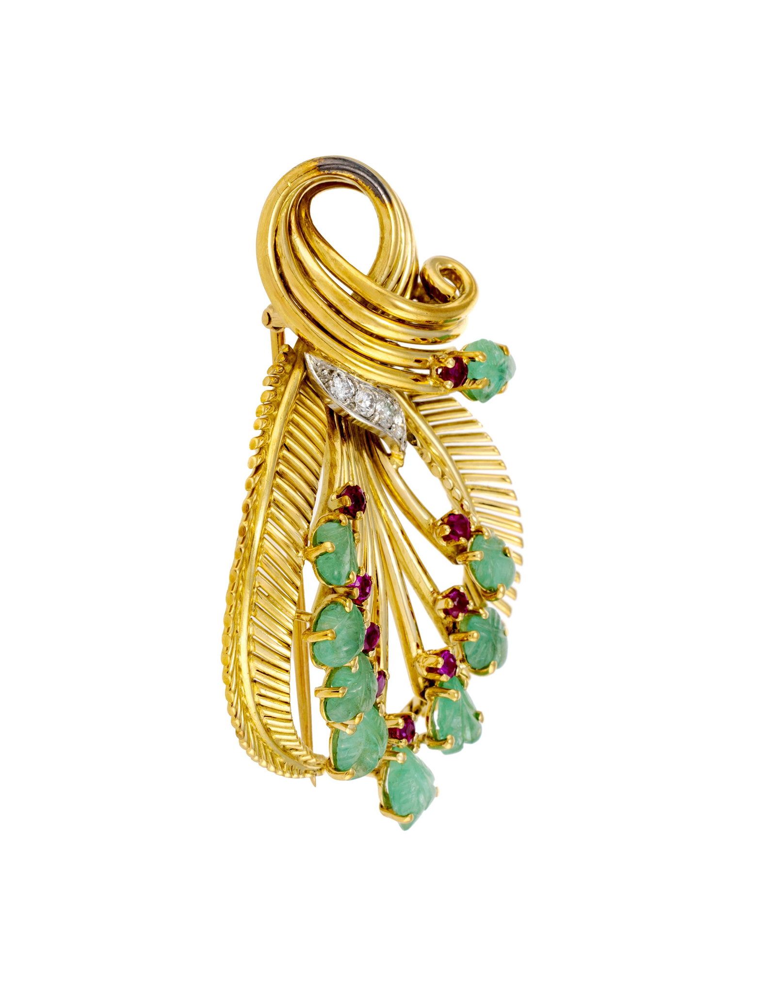Broche années 1940-50 en or 750 à décor végétal sertie d'émeraudes gra - 2