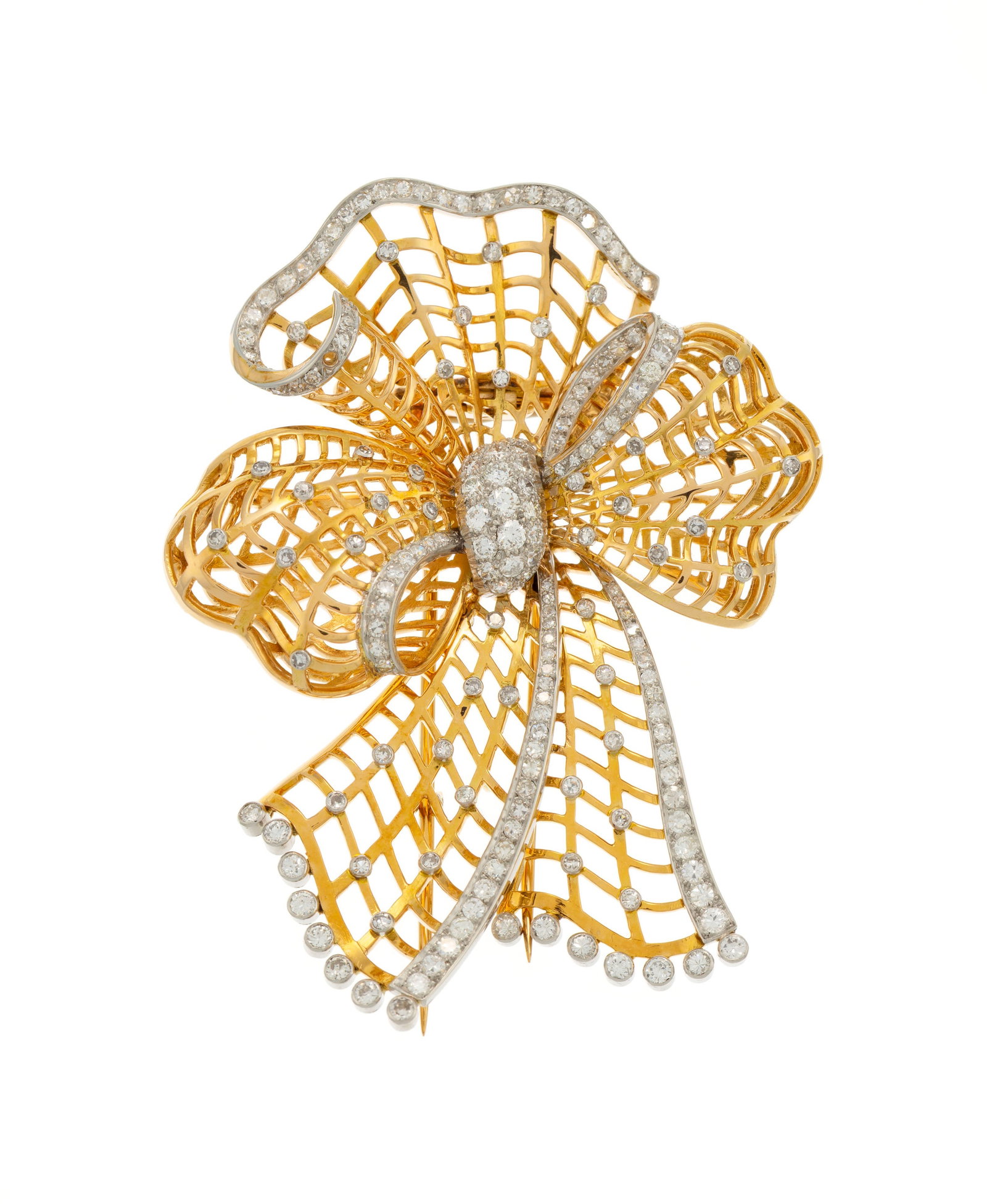 Broche nœud années 1940 or 750 et platine ajourés d'un quadrillage serti de diamants : Broche nœud années 1940 or 750 et platine ajourés d'un quadrillage serti de diamants taille intermédiaire et 8/8, h. 7 cm, 33g Condition Très bon état de conservation