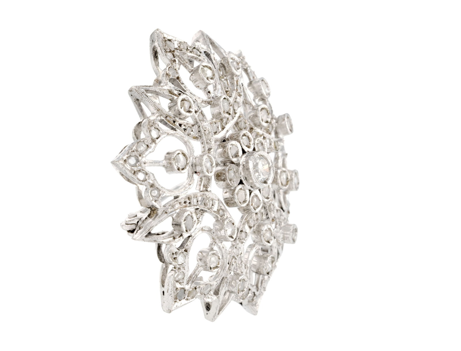 Broche étoile en argent ajouré sertie de diamants facettés et d'un brillant, h. 3.5 c - 2