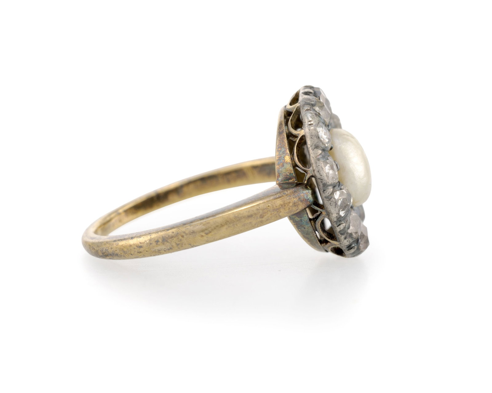 Bague XIXe s., or et argent ornée d'une perle bouton (non testée) entourée de diamant - 2
