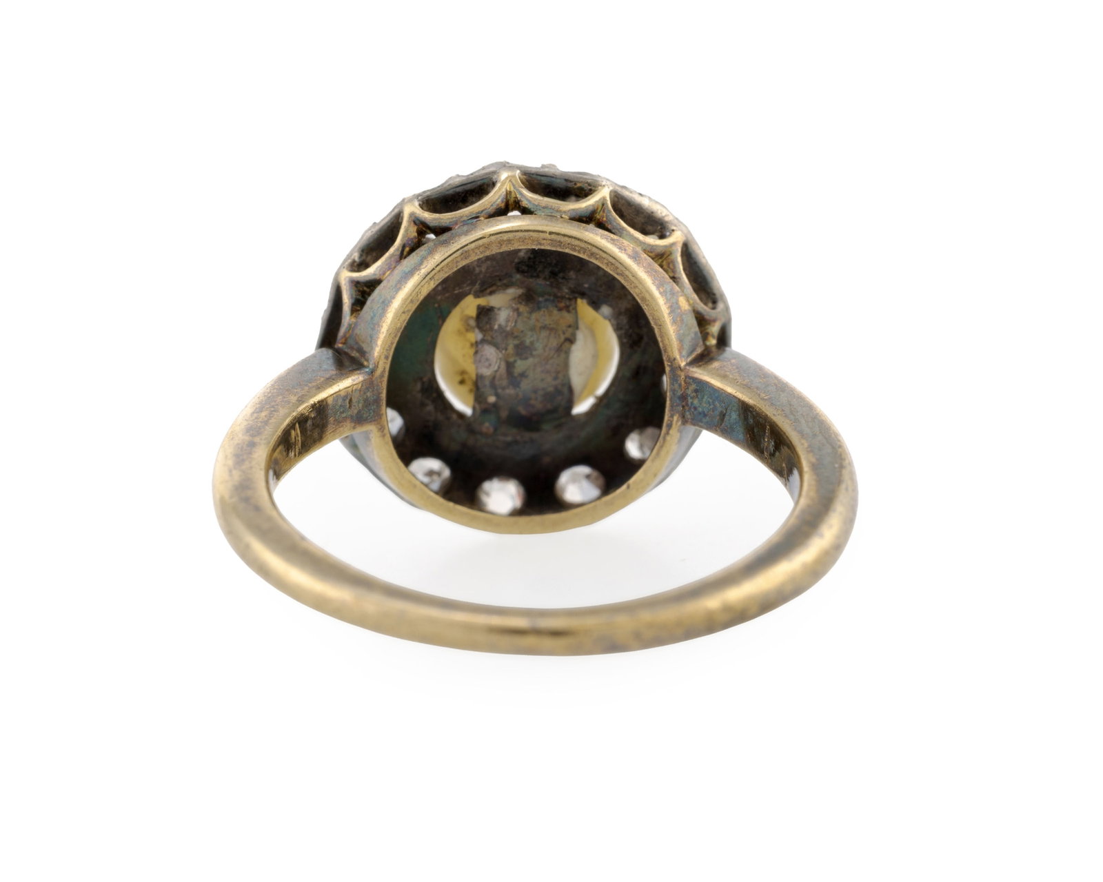 Bague XIXe s., or et argent ornée d'une perle bouton (non testée) entourée de diamant - 3