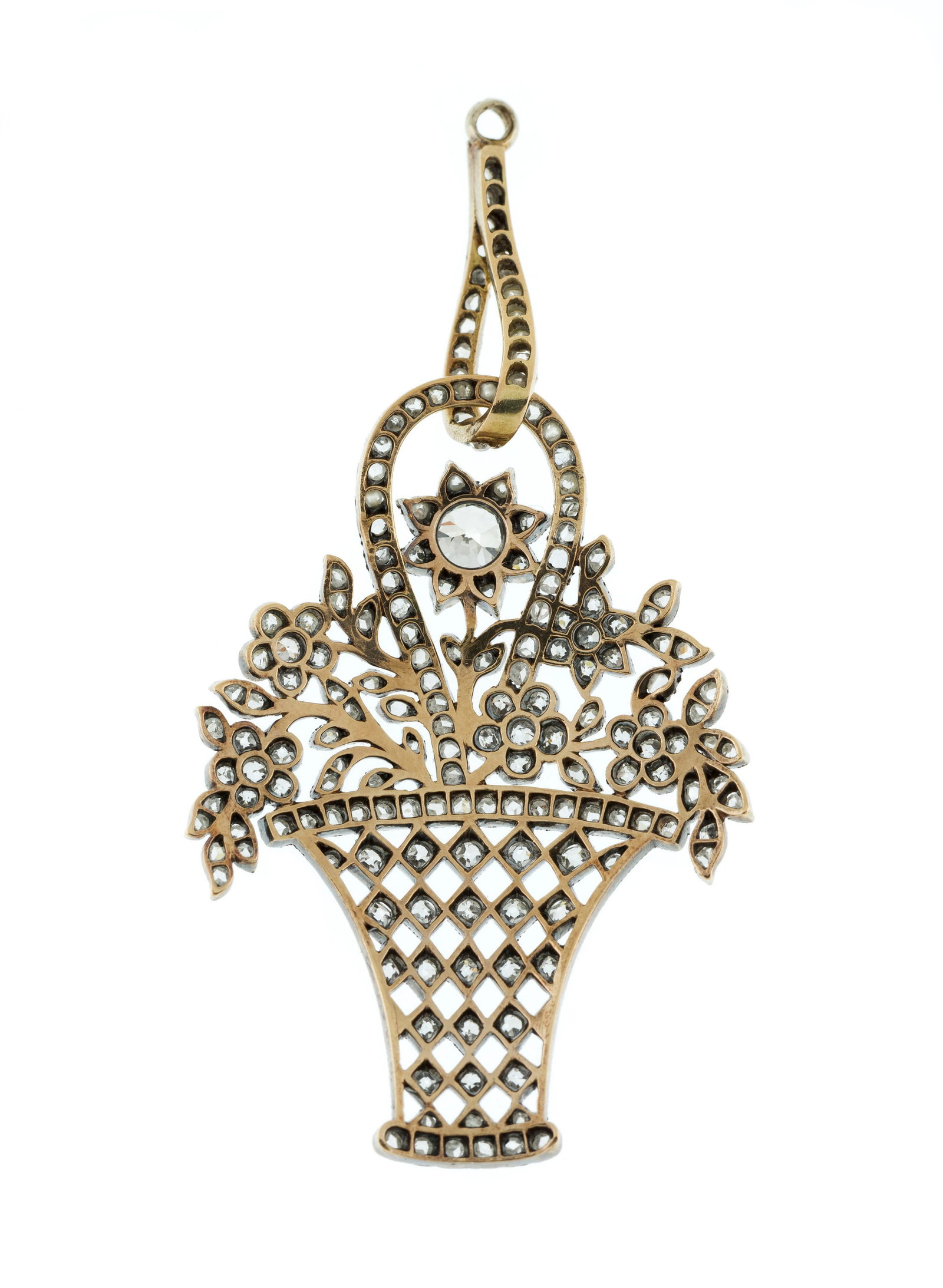 Pendentif XIXe s., figurant un panier fleuri ajouré en argent et or 585 serti de diamants taill - 3