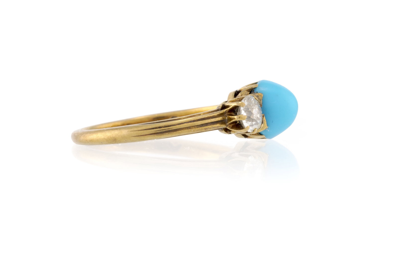 Bague or 750 sertie d'un cabochon de turquoise épaulé de deux diamants taille ancienne, do - 2