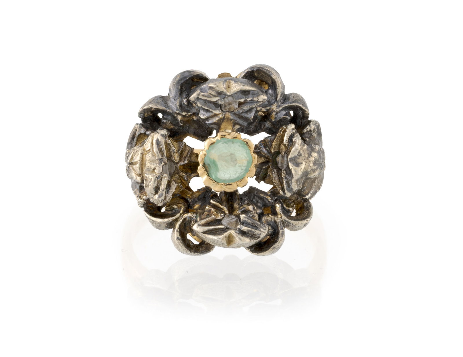 Bague or 750 et argent ciselé sertie d'une émeraude encadrée de quatre diamants facet: Bague or 750 et argent ciselé sertie d'une émeraude encadrée de quatre diamants facettés, doigt 56-16, 8g Condition Etat bon à moyen. Présence de rayures et légers