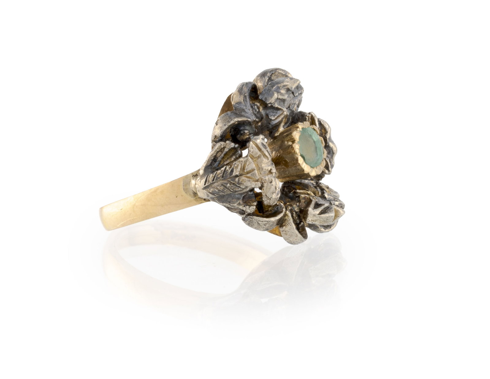 Bague or 750 et argent ciselé sertie d'une émeraude encadrée de quatre diamants facet - 2