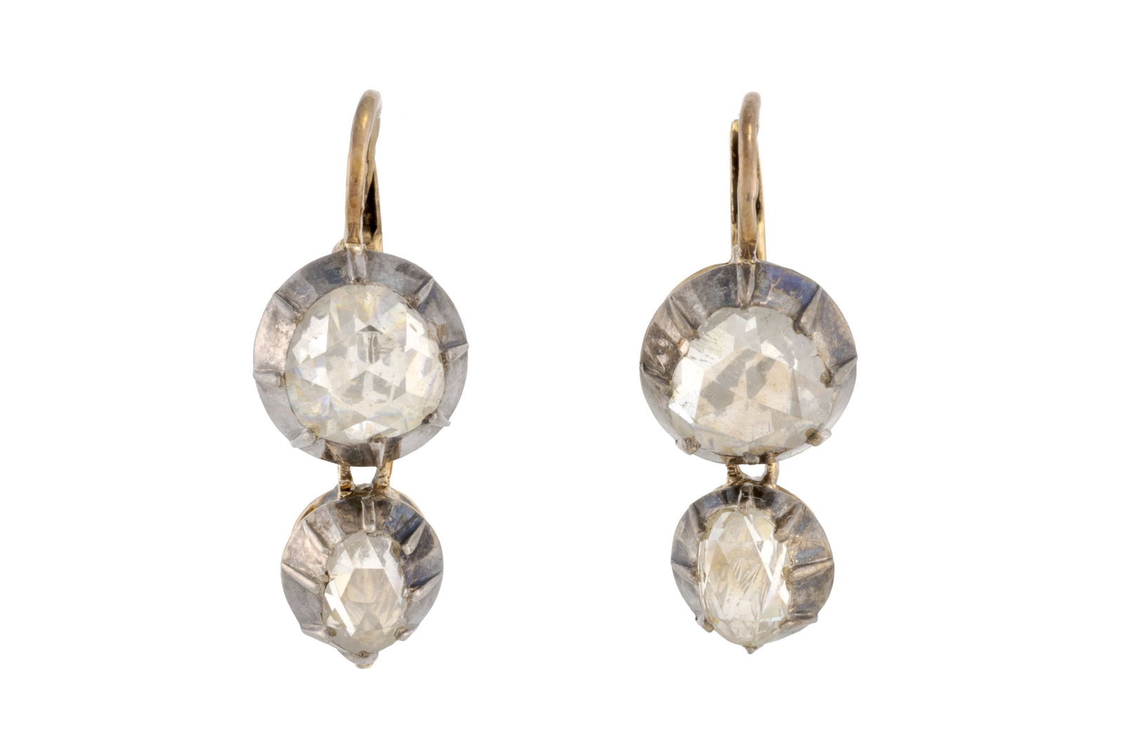 Paire de pendants d'oreilles or et argent sertis foilback de diamants taille rose, h. 2.2 cm: Paire de pendants d'oreilles or et argent sertis foilback de diamants taille rose, h. 2.2 cm Condition Bon état de conservation général. Présence de rayures et de traces