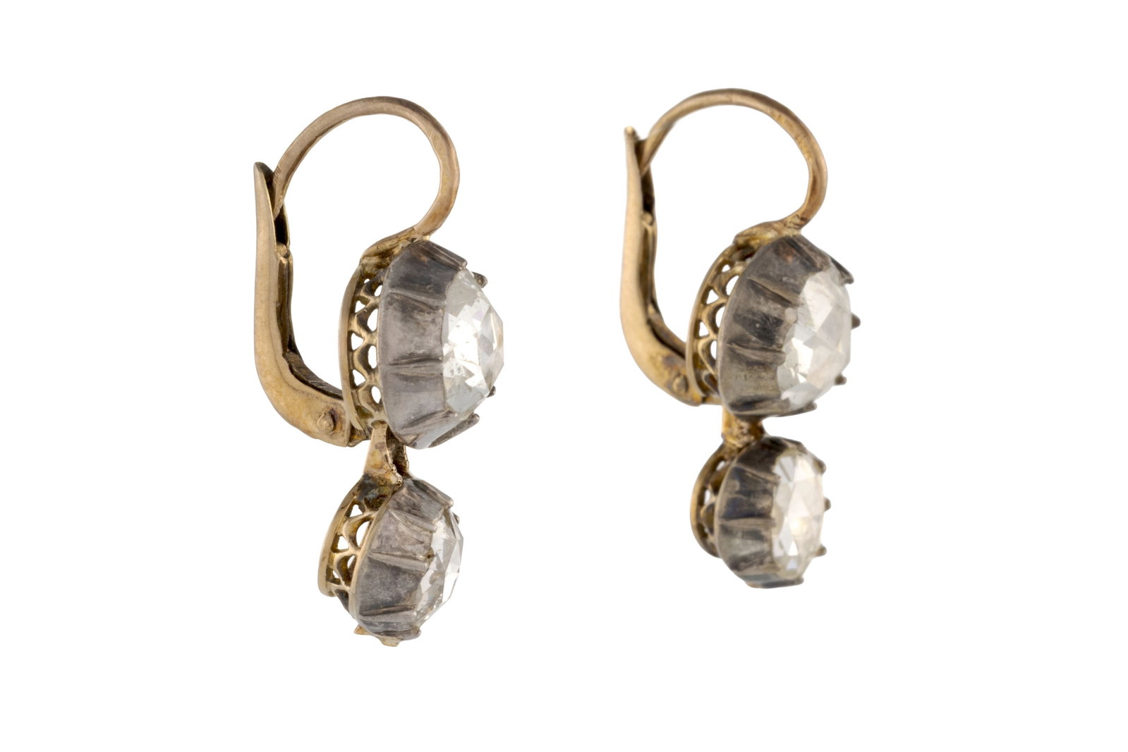 Paire de pendants d'oreilles or et argent sertis foilback de diamants taille rose, h. 2.2 cm - 2
