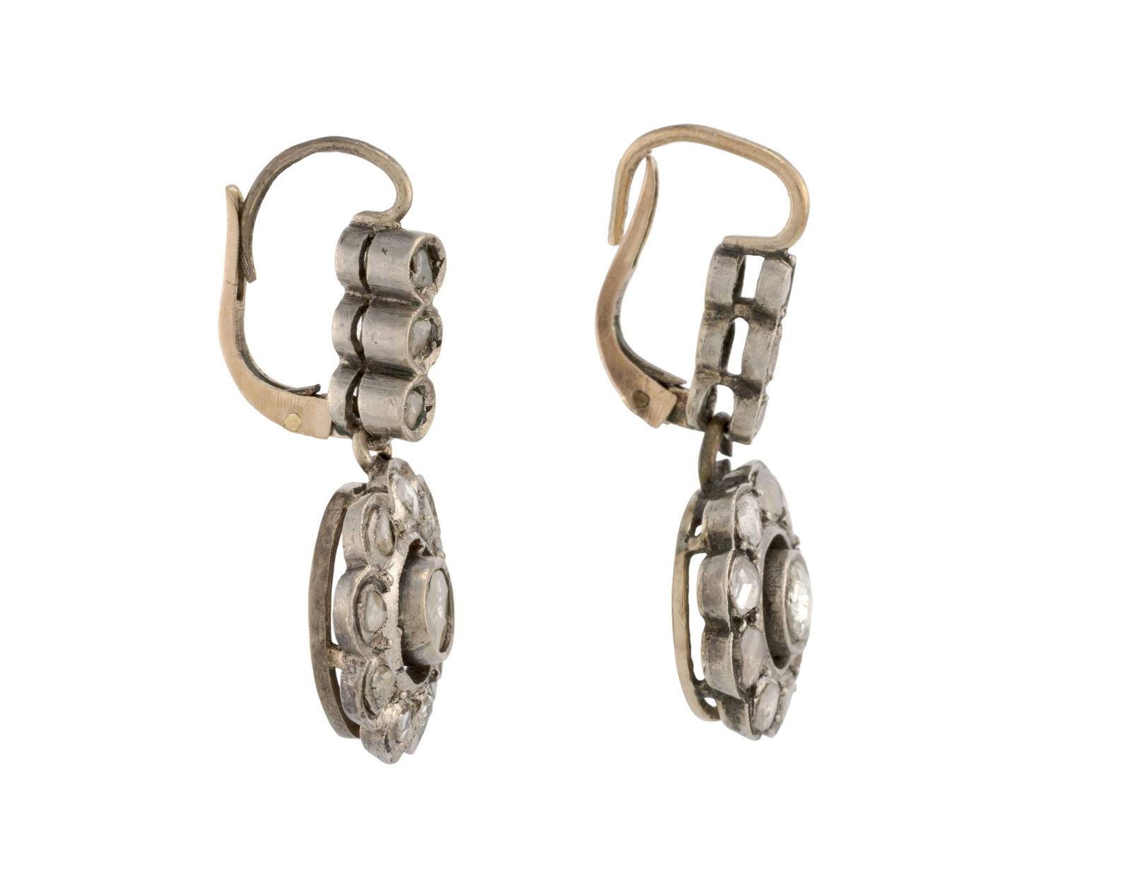 Paire de pendants d'oreilles argent et or à décor de fleurettes serties foilback de diaman - 2